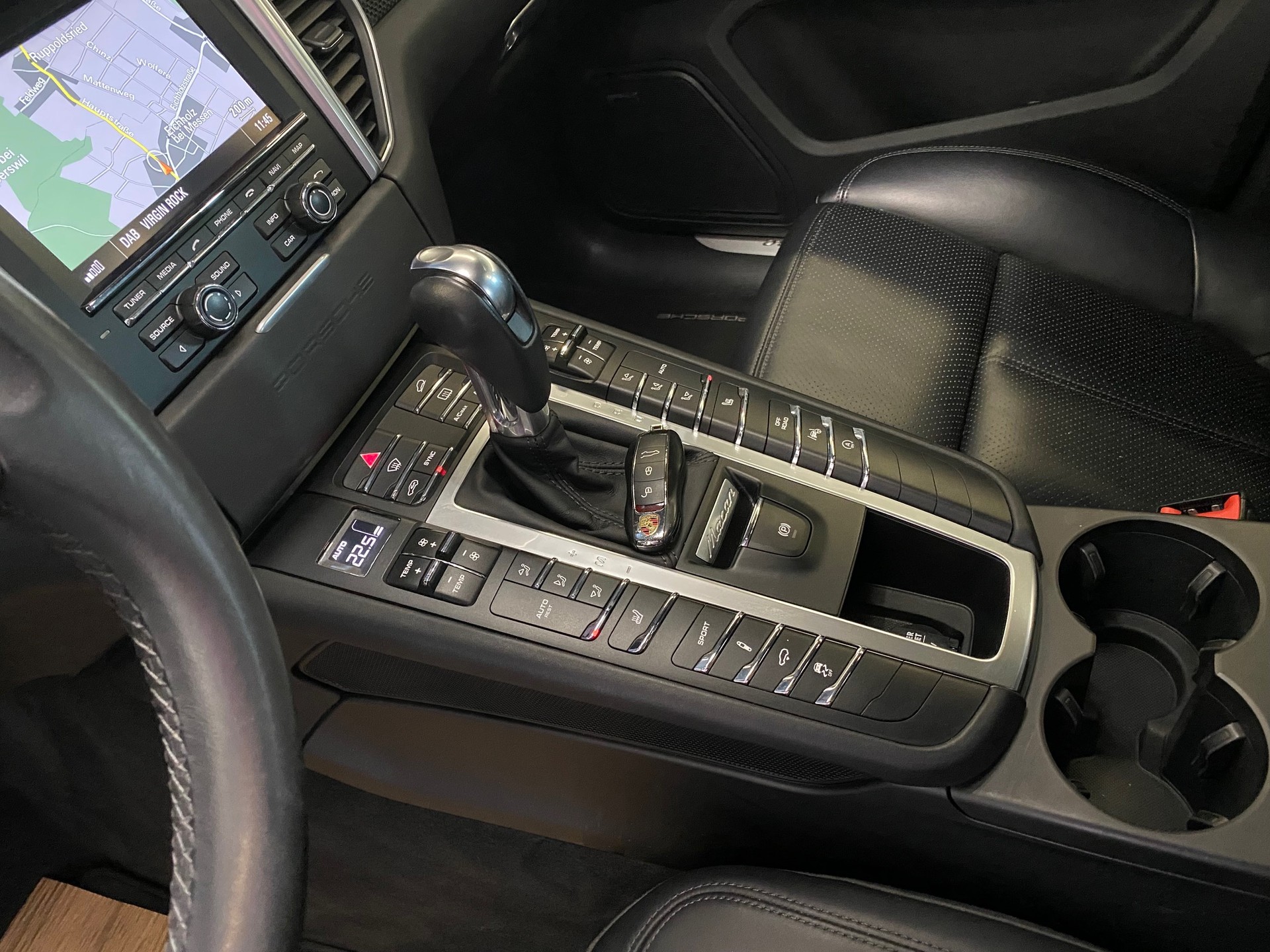 PORSCHE Macan Turbo PDK Topzustand 1. Damenhand Jg.1955 8x Aluräder , alle Service Porsche Zug ausgeführt-image-7