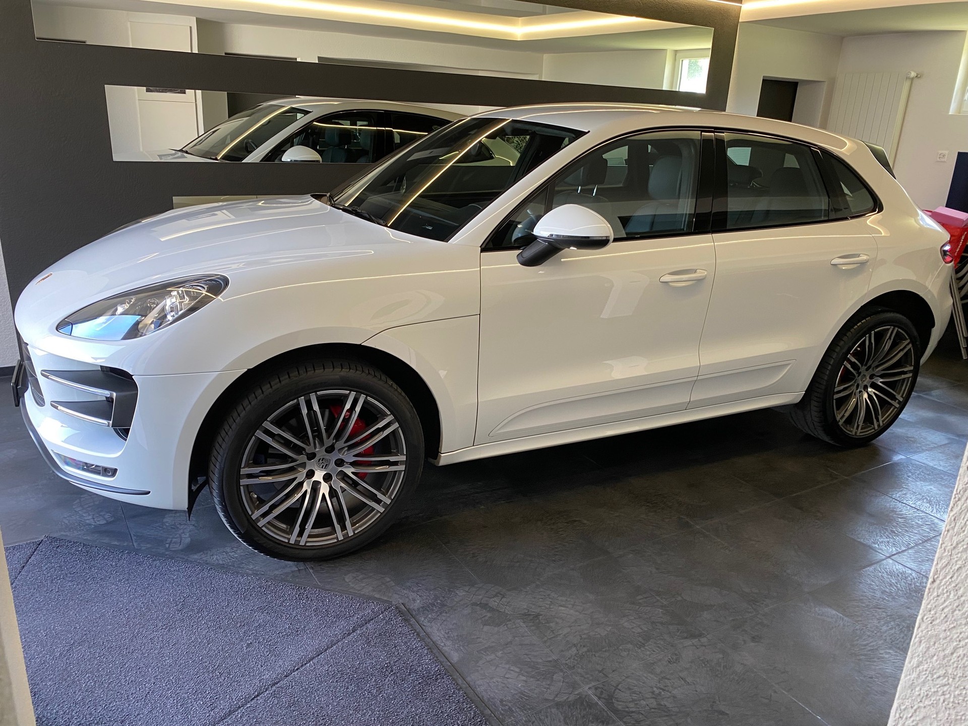 PORSCHE Macan Turbo PDK Topzustand 1. Damenhand Jg.1955 8x Aluräder , alle Service Porsche Zug ausgeführt-image-1