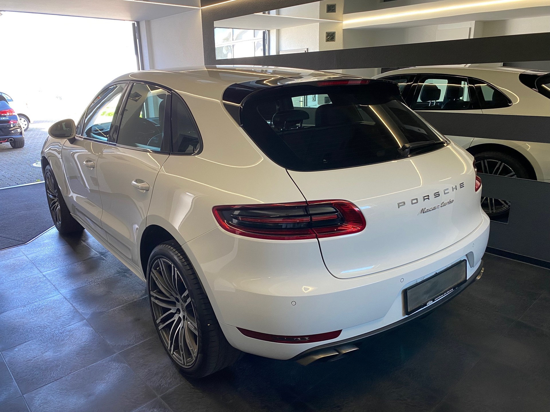 PORSCHE Macan Turbo PDK Topzustand 1. Damenhand Jg.1955 8x Aluräder , alle Service Porsche Zug ausgeführt-image-3