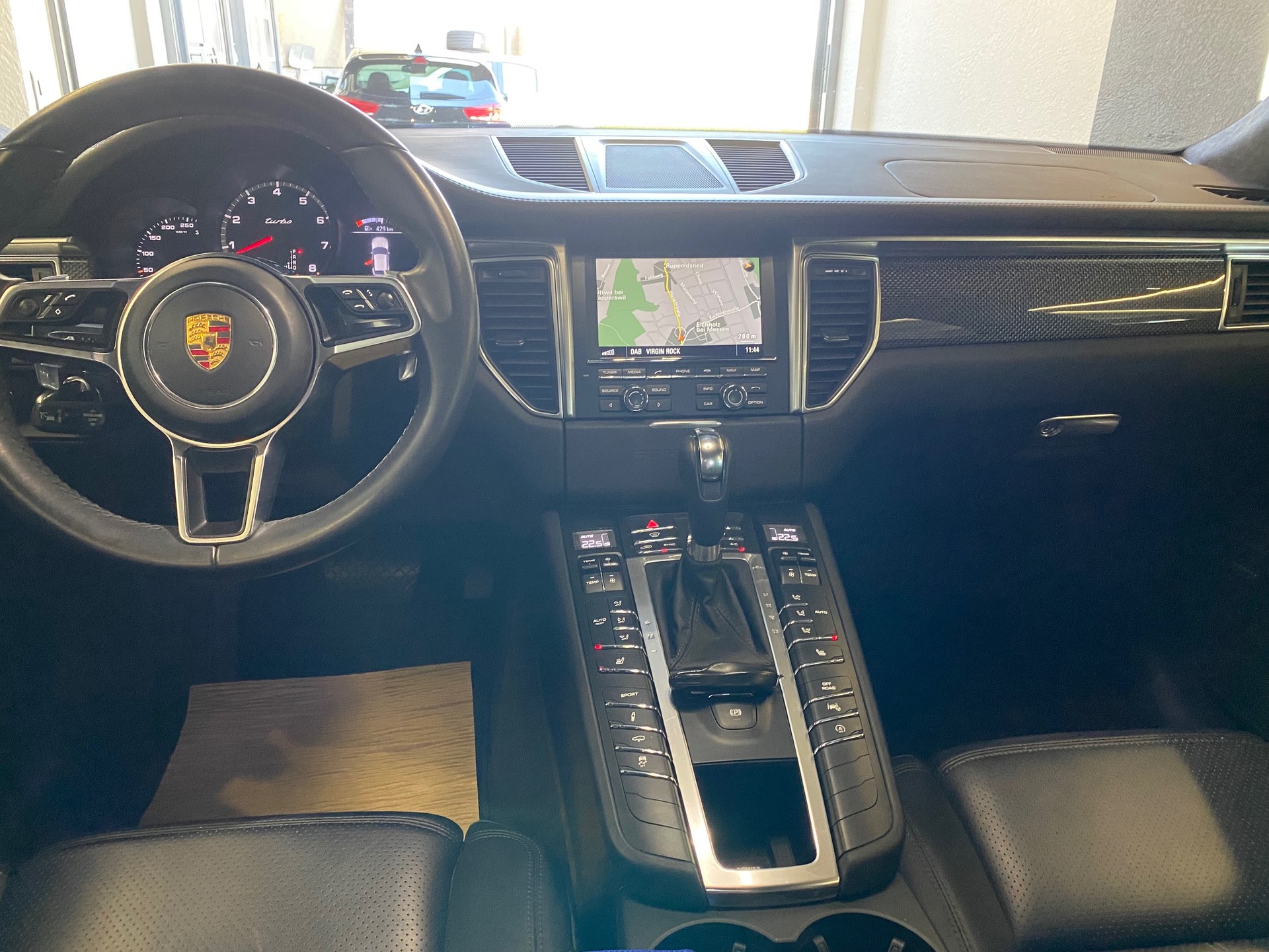 PORSCHE Macan Turbo PDK Topzustand 1. Damenhand Jg.1955 8x Aluräder , alle Service Porsche Zug ausgeführt-image-6