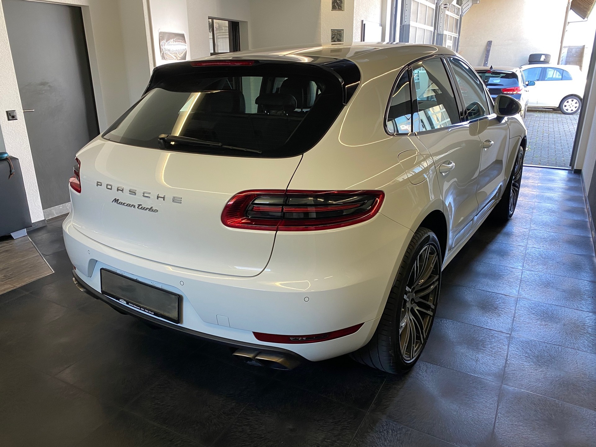 PORSCHE Macan Turbo PDK Topzustand 1. Damenhand Jg.1955 8x Aluräder , alle Service Porsche Zug ausgeführt-image-5