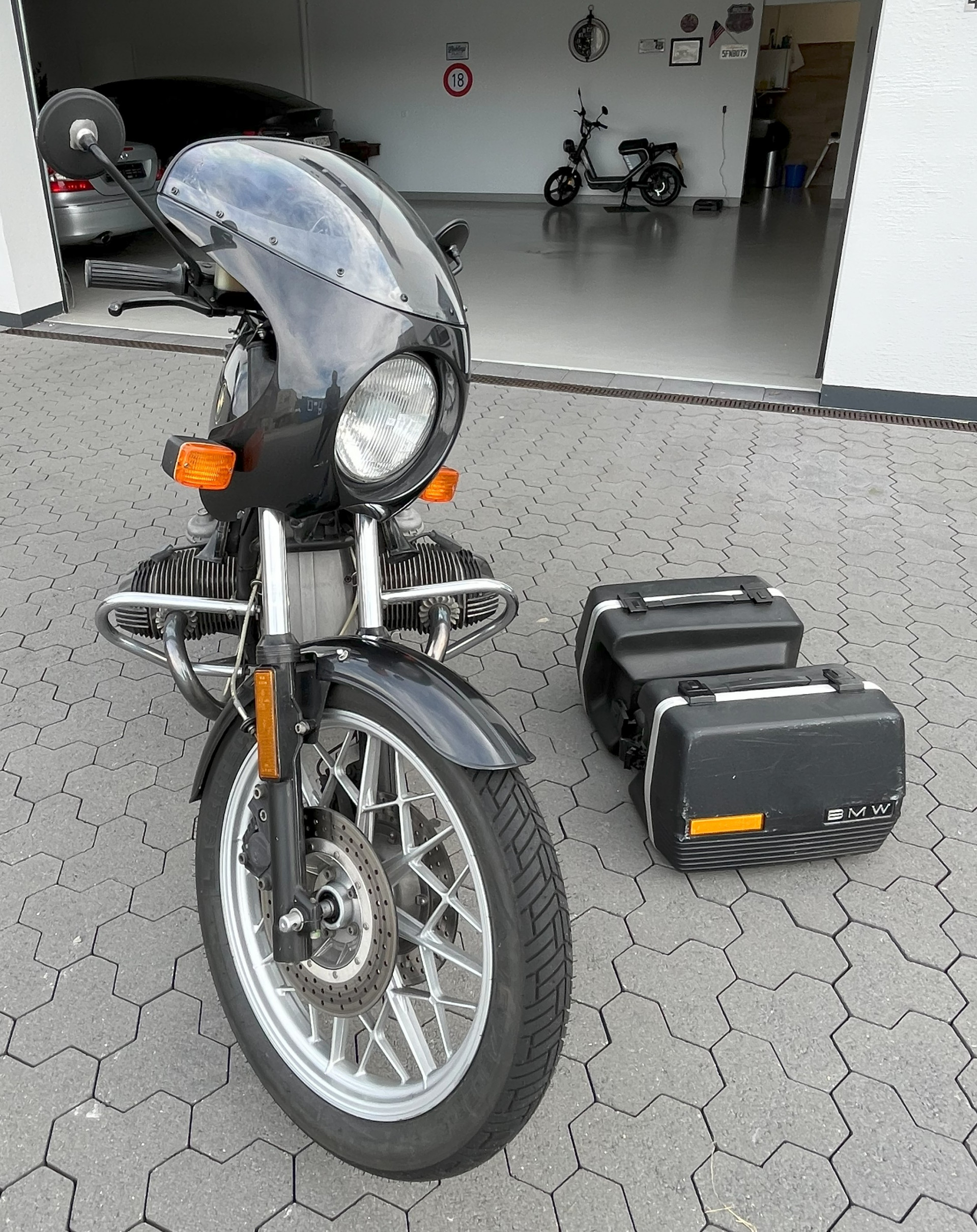 BMW R 100-showroom-element-1