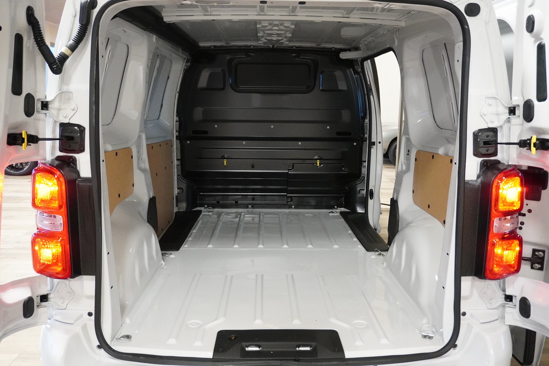 OPEL Vivaro Cargo 2.0 D s/s M-image-9