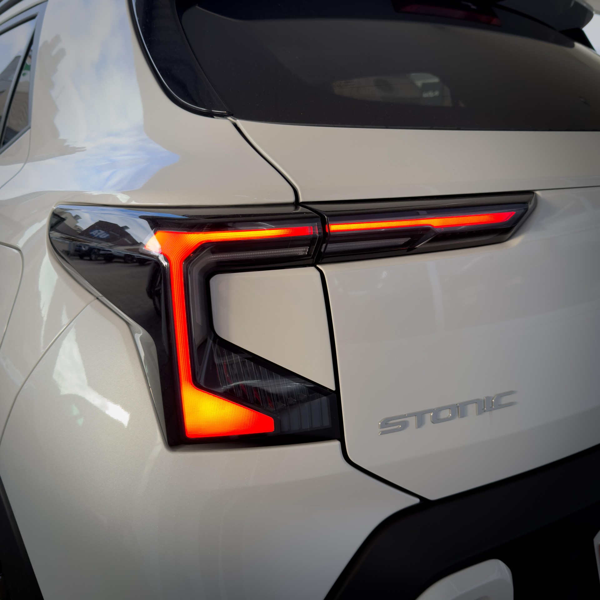 KIA Stonic 1.0 T-GDi MHEV GT-Line-showroom-element-2