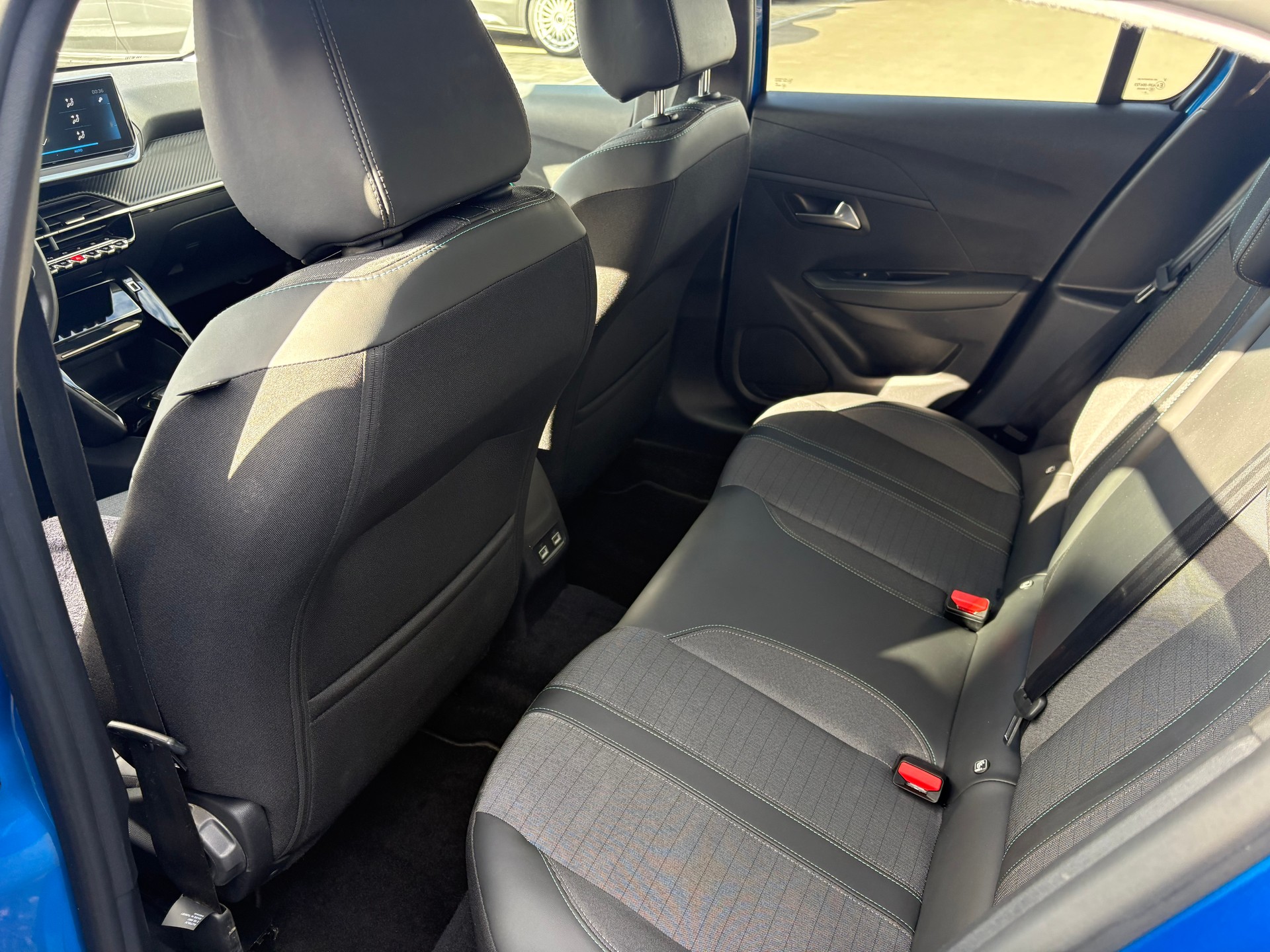 PEUGEOT 208 1.2 PureTech 100 Allure-image-5