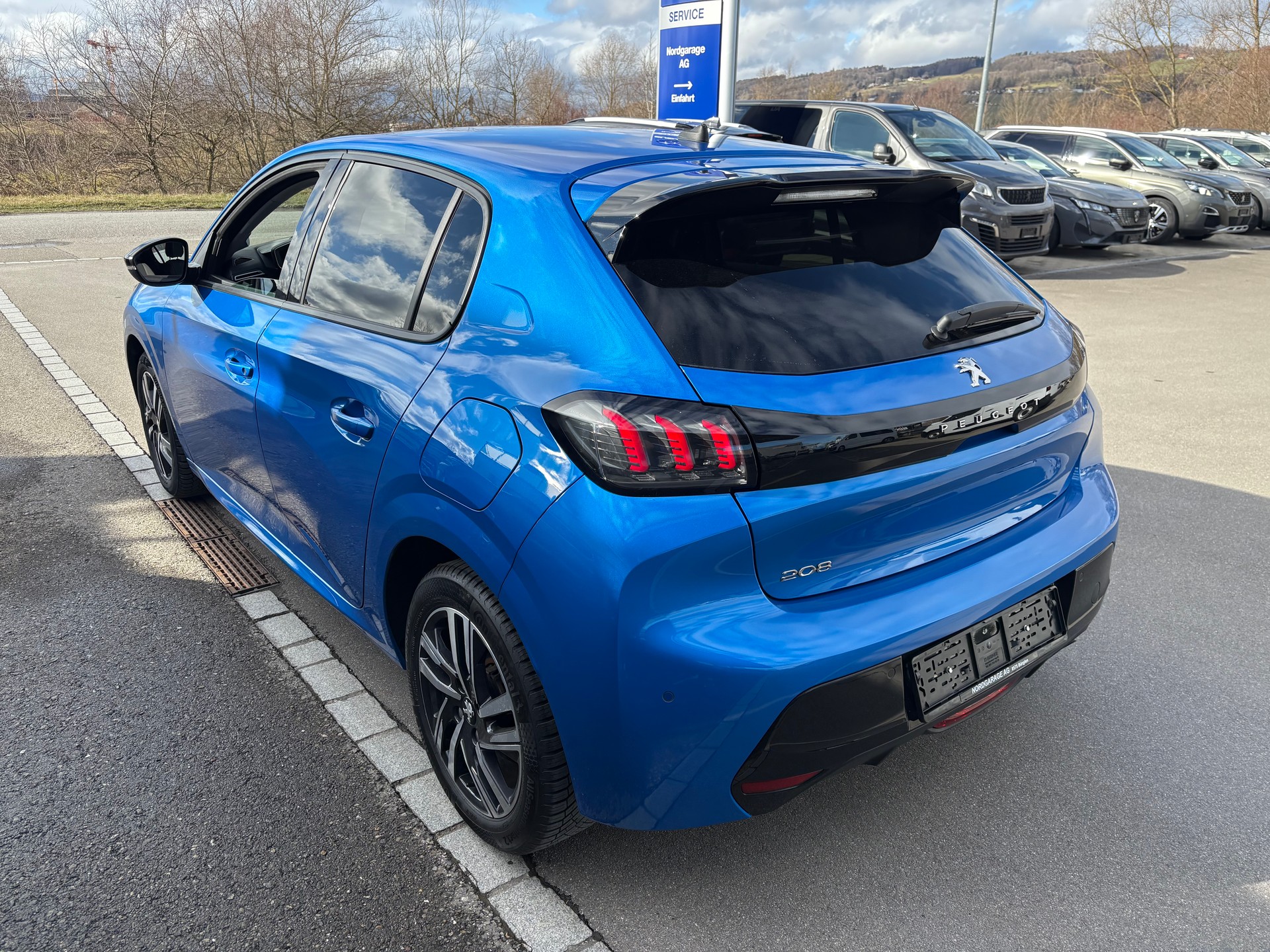 PEUGEOT 208 1.2 PureTech 100 Allure-image-4