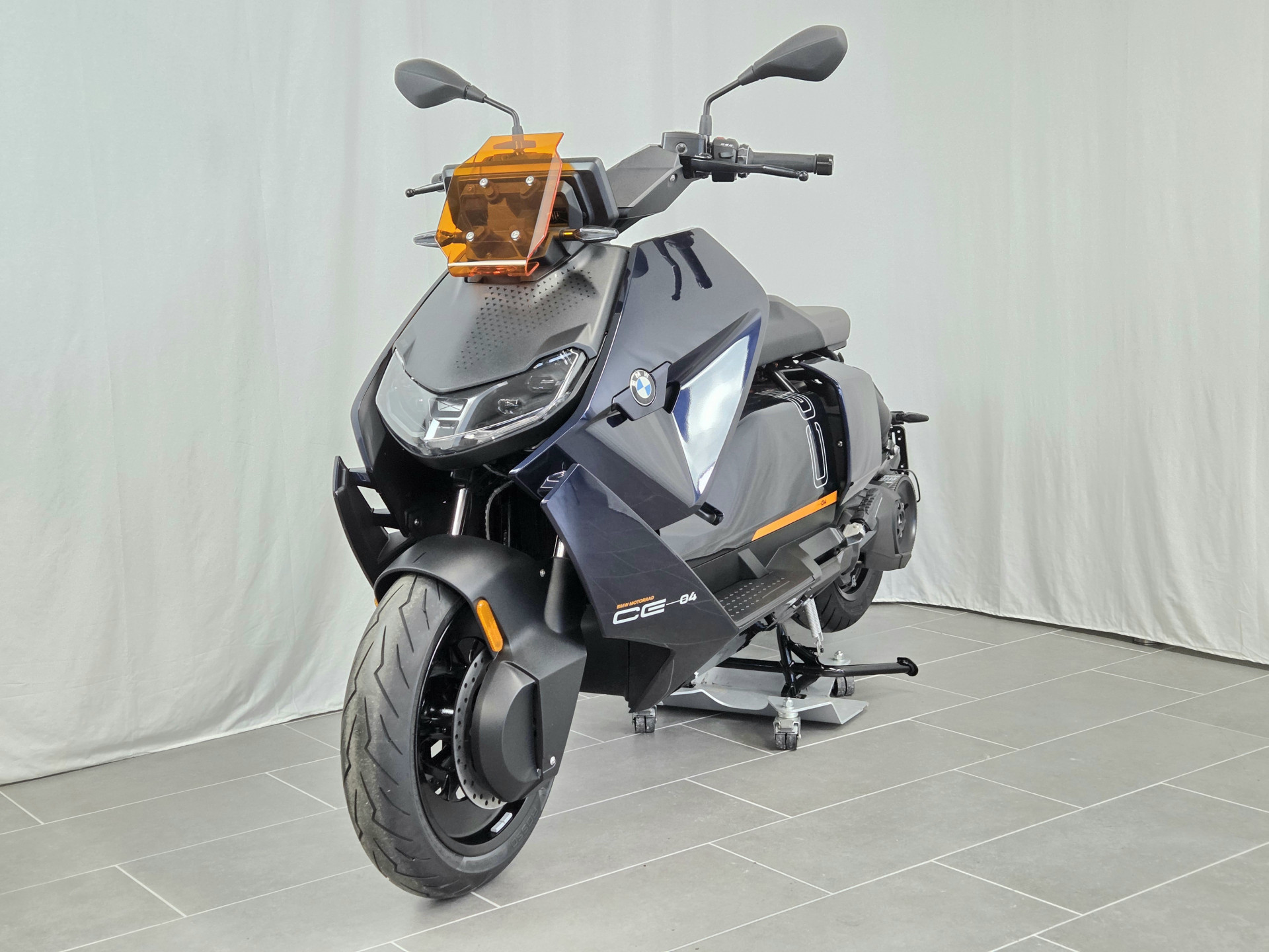 BMW CE 04 Avantgarde-showroom-element-2