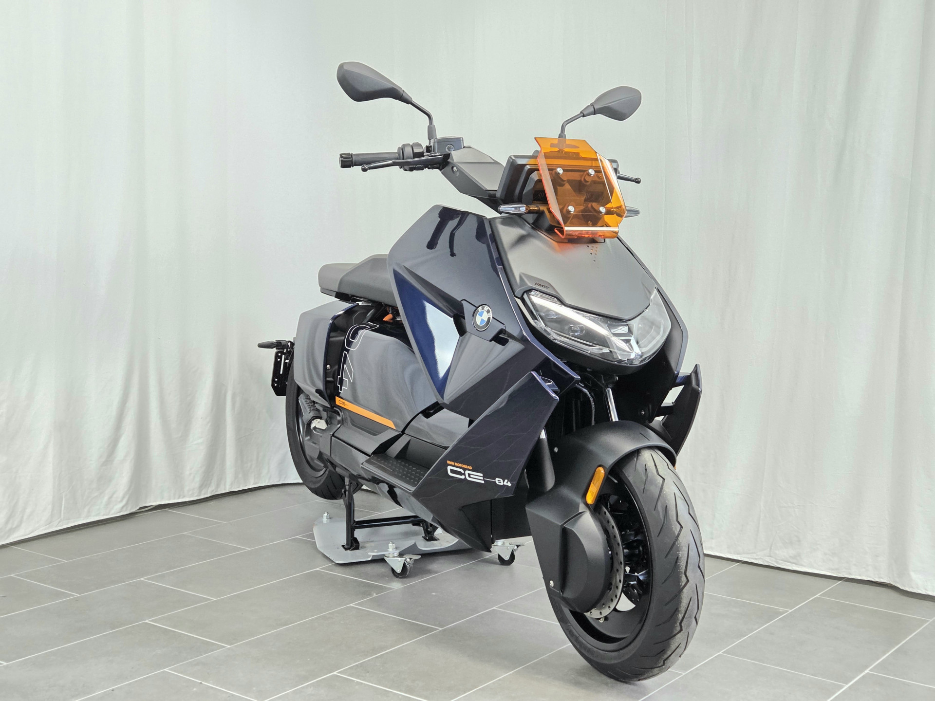 BMW CE 04 Avantgarde-showroom-element-1