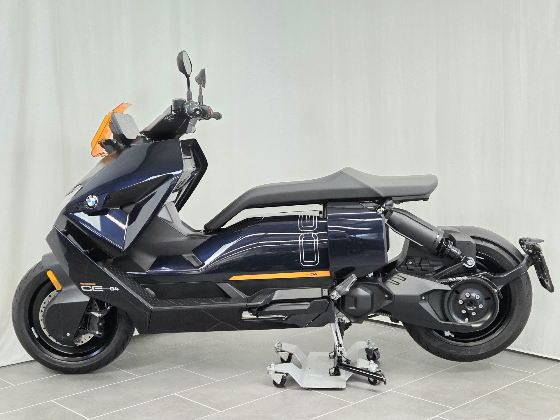 BMW CE 04 Avantgarde-showroom-element-3