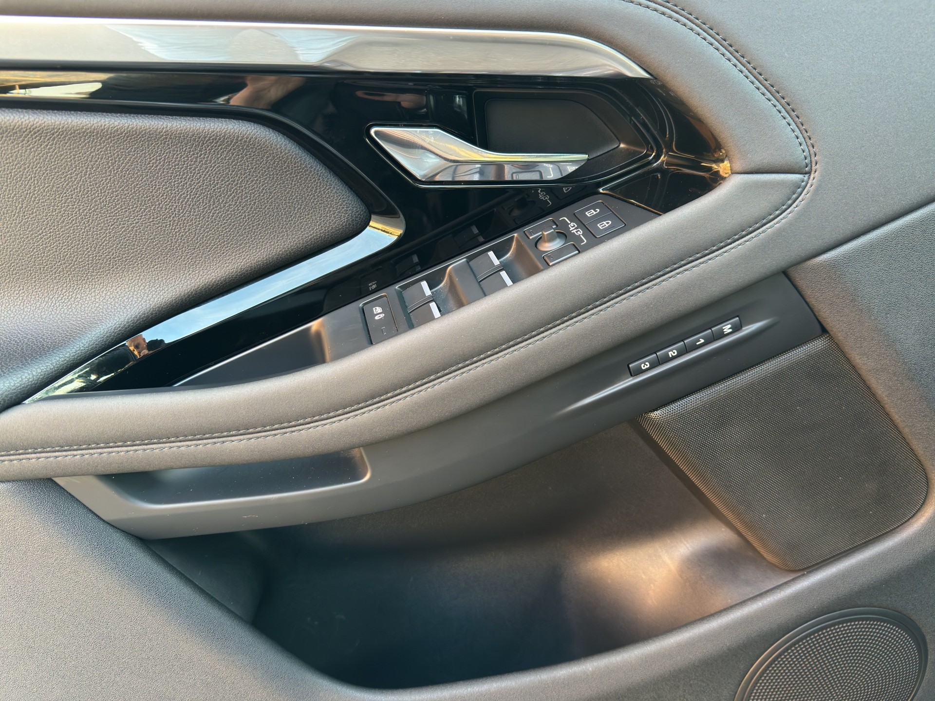 LAND ROVER Range Rover Evoque R-Dynamic P 200 SE AT9-image-8