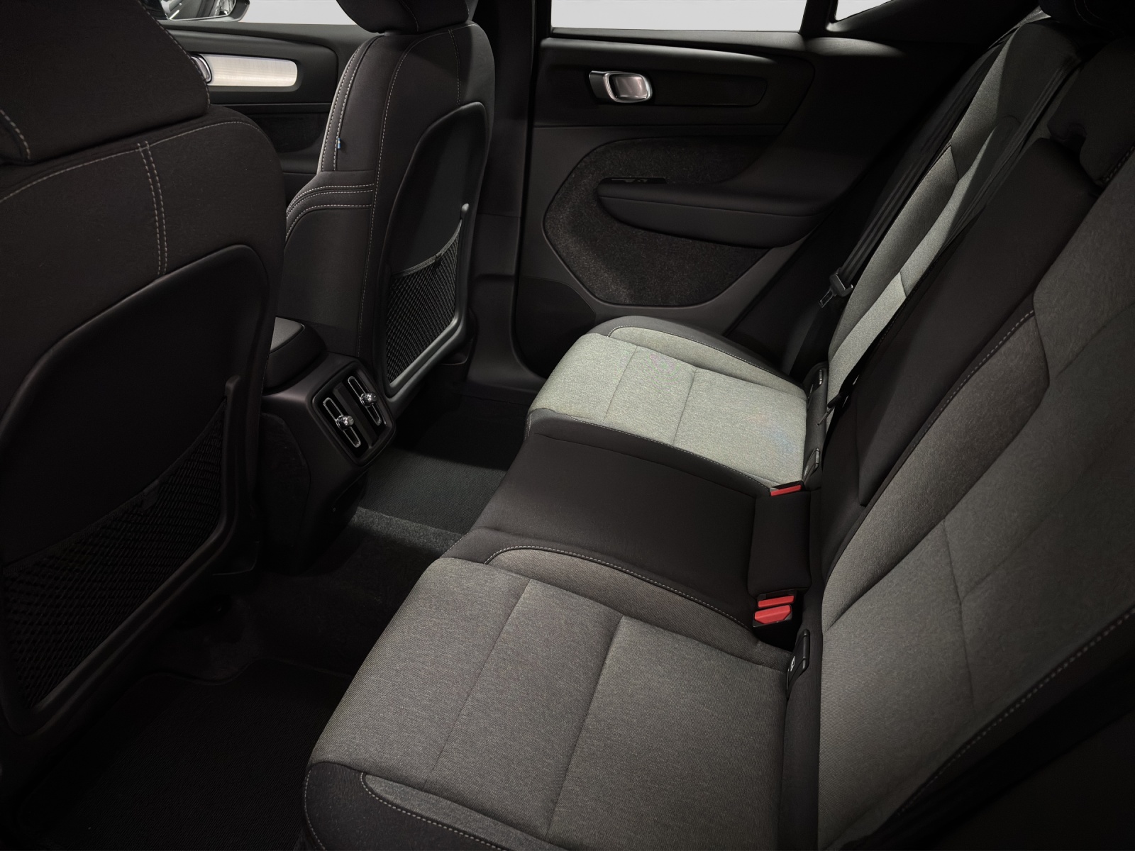 VOLVO XC40 2.0 B3 MH Core XCITE-image-4