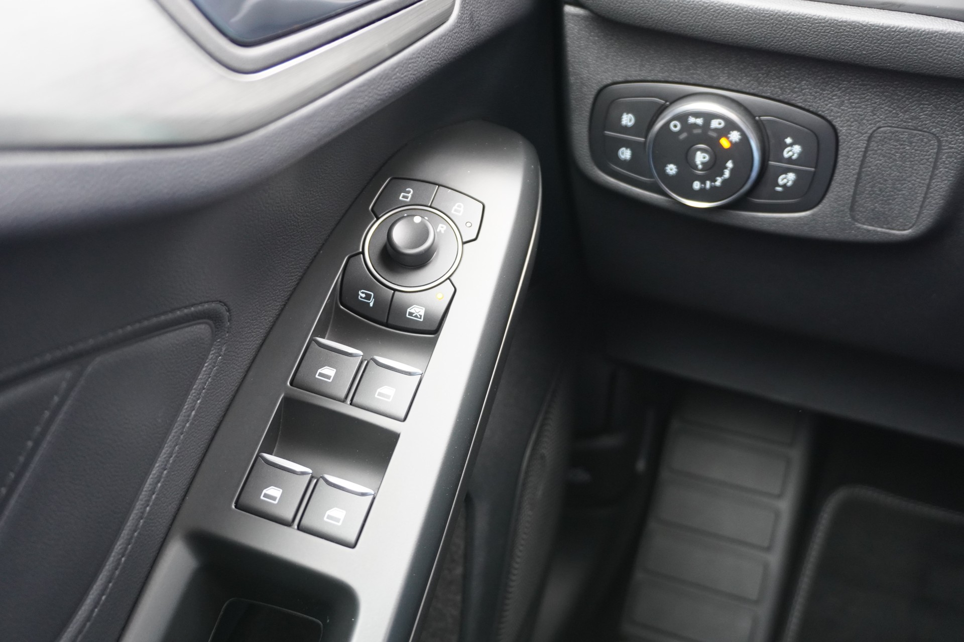 FORD Focus 1.0 MHEV Titanium X Automatic-image-27