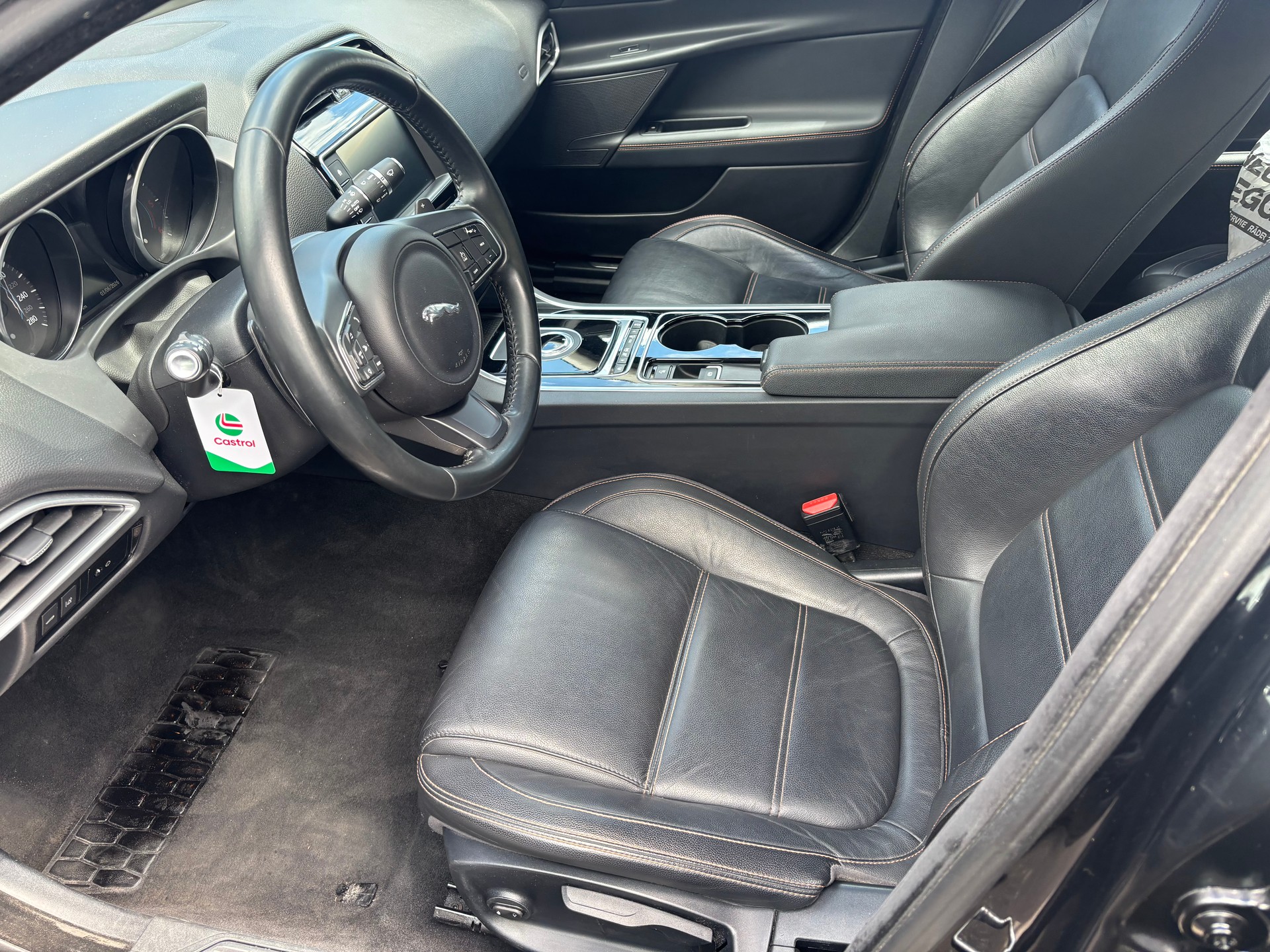 JAGUAR XE 20d Pure AWD Automat-image-9