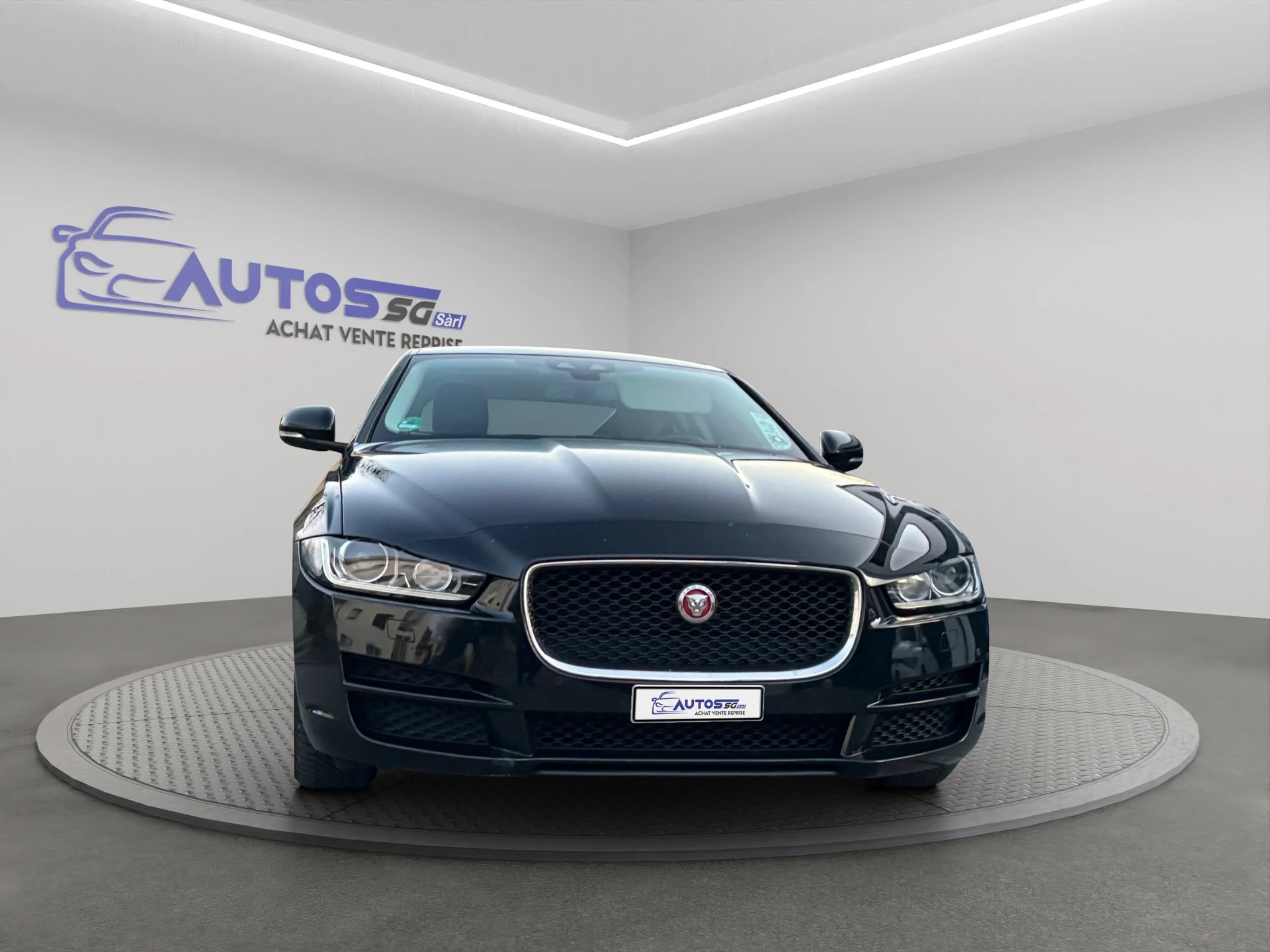 JAGUAR XE 20d Pure AWD Automat-image-2