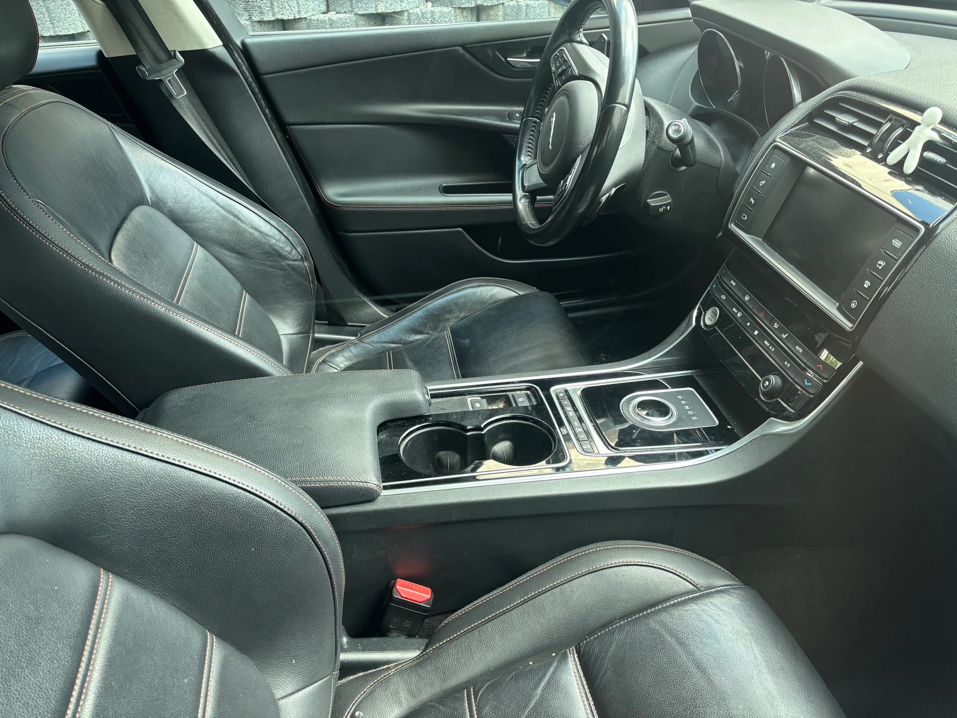 JAGUAR XE 20d Pure AWD Automat-image-6