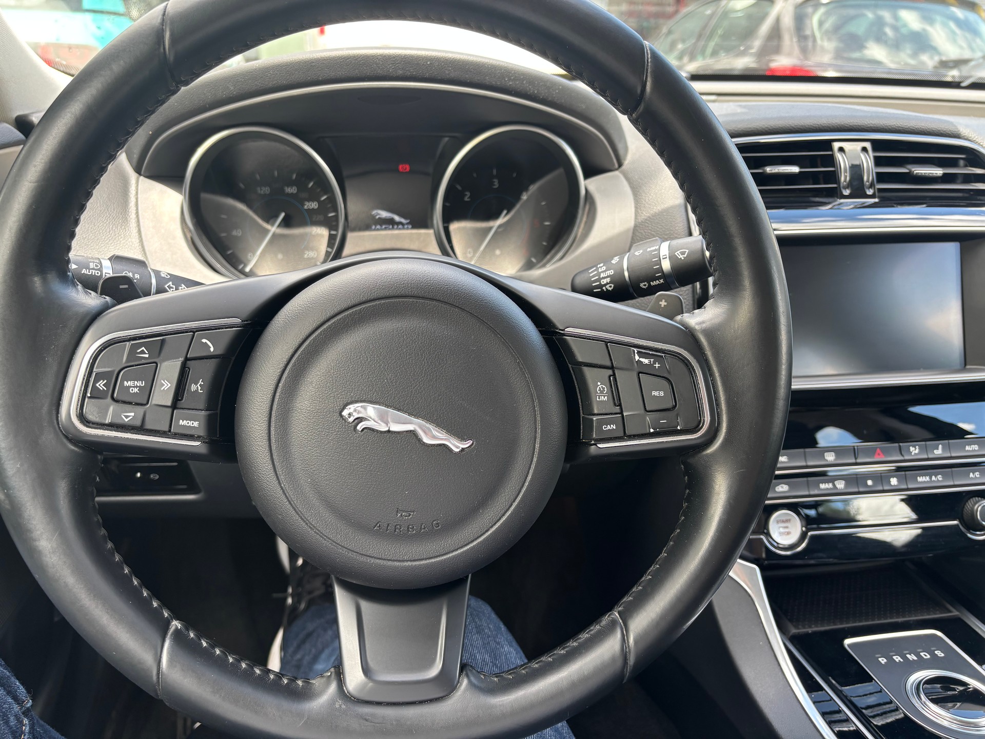 JAGUAR XE 20d Pure AWD Automat-image-8