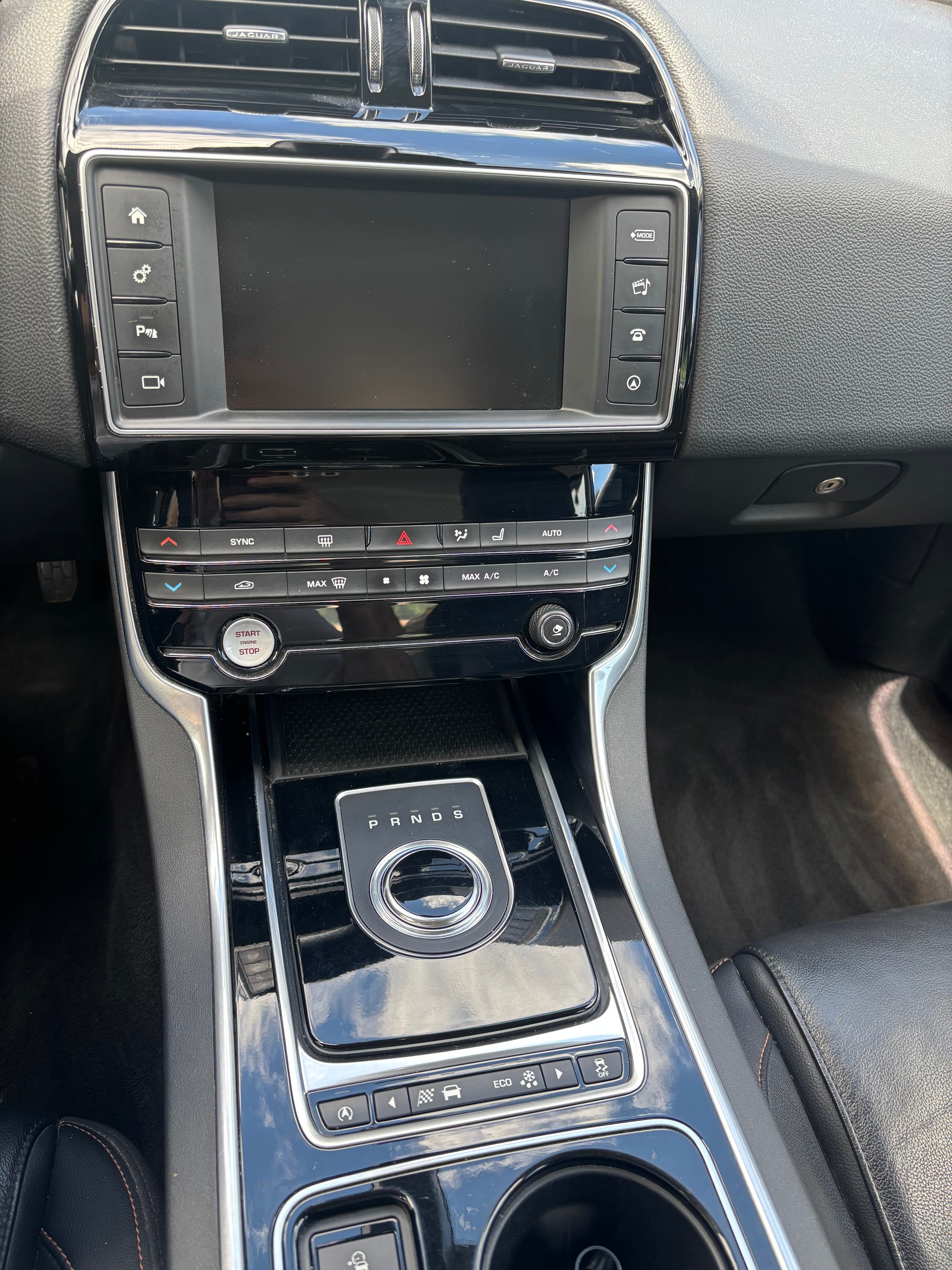 JAGUAR XE 20d Pure AWD Automat-image-11