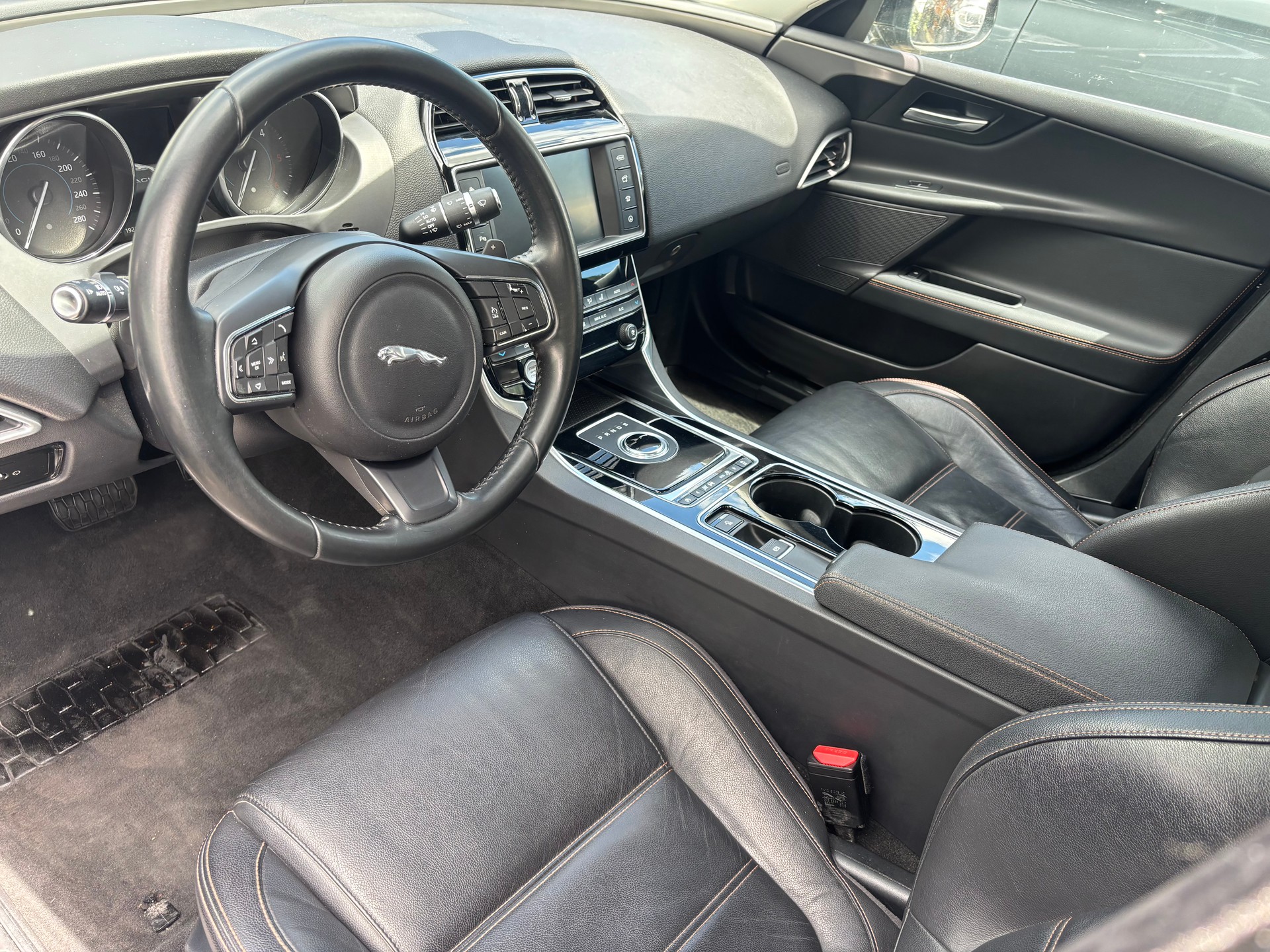 JAGUAR XE 20d Pure AWD Automat-image-10