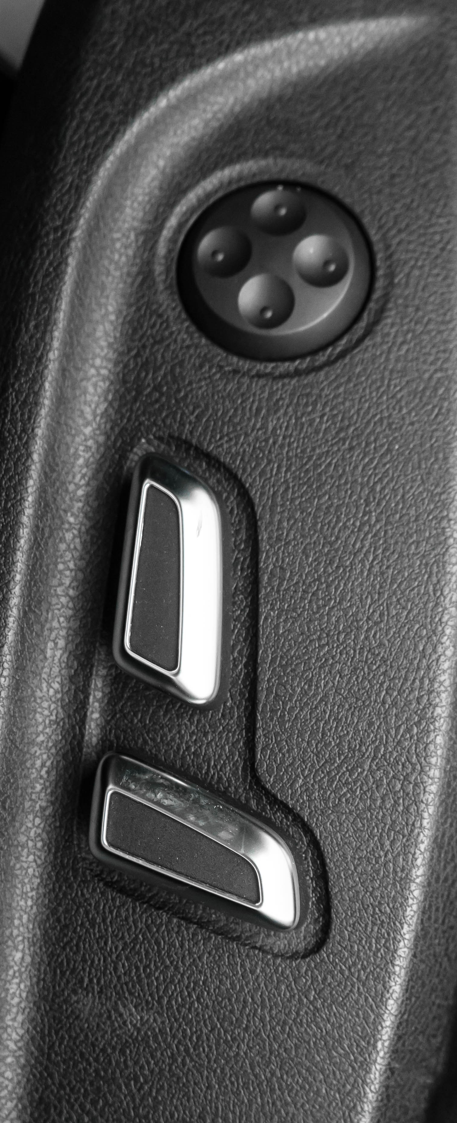 AUDI A4 Avant 2.0 TDI quattro S-tronic S-LINE 190 PS-image-12