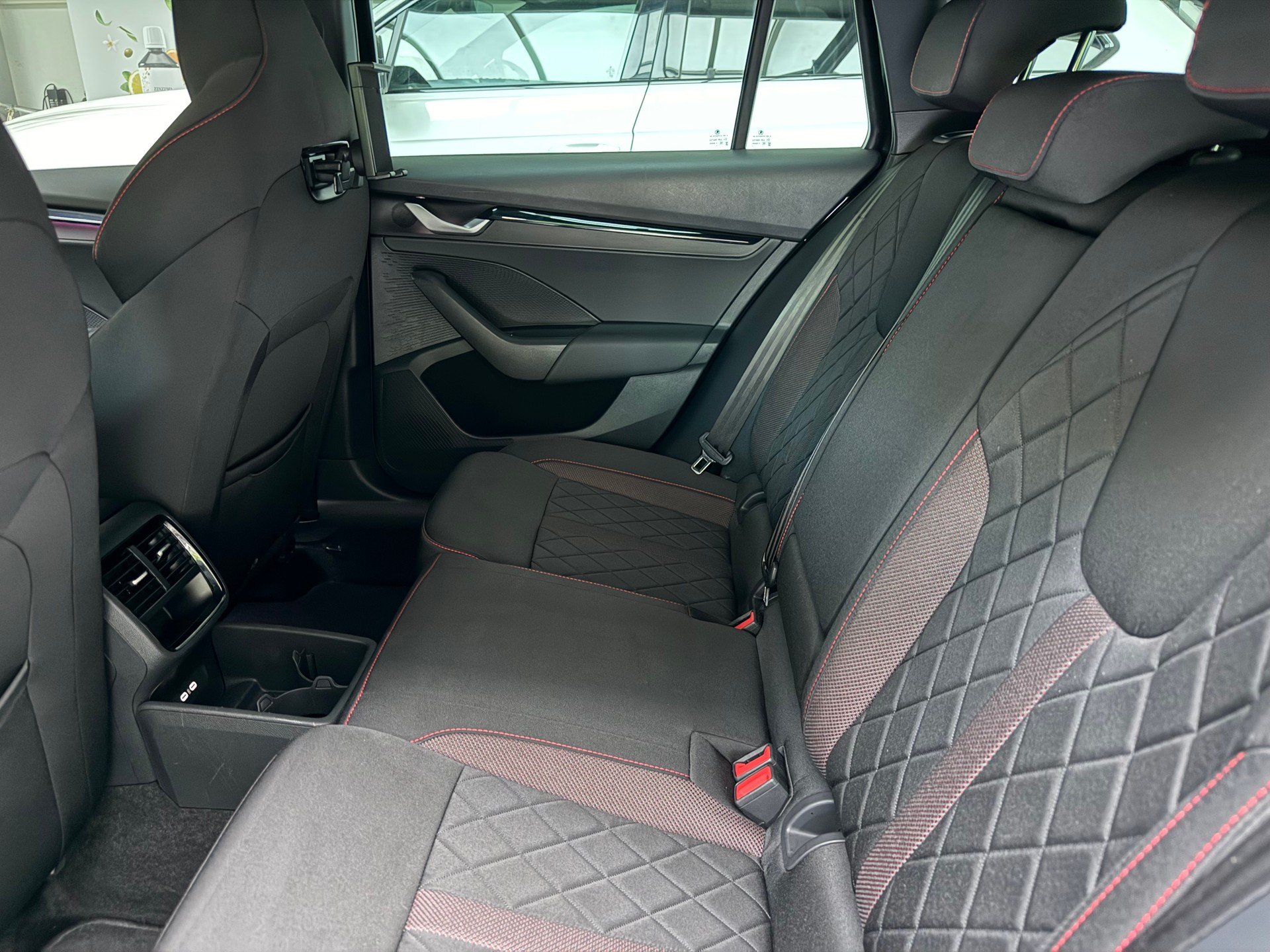 SKODA Octavia Combi 2.0 TSI DSG RS-image-11