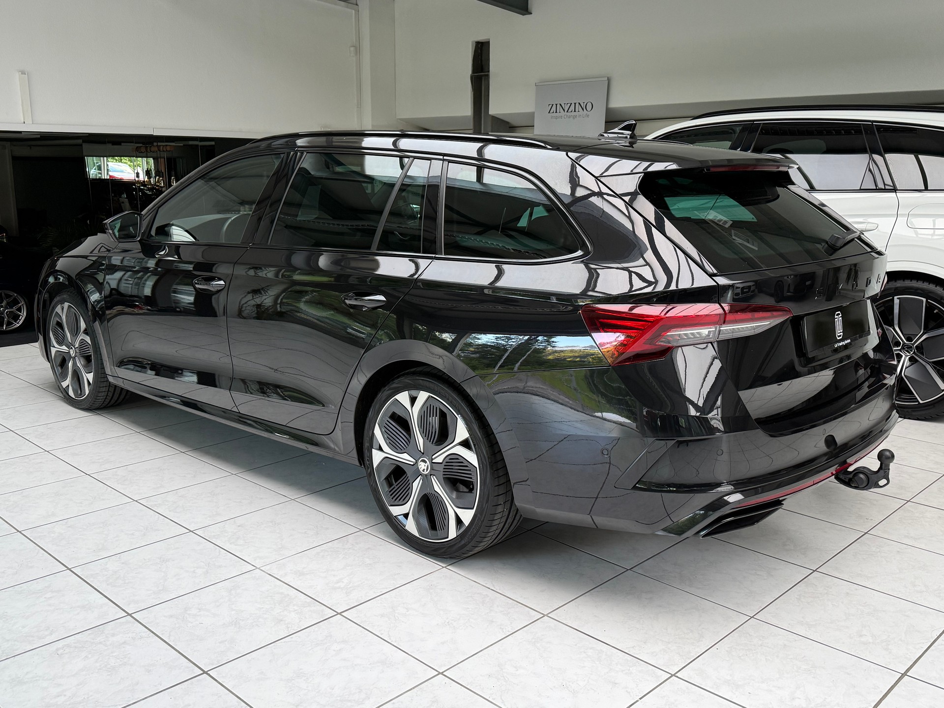 SKODA Octavia Combi 2.0 TSI DSG RS-image-2