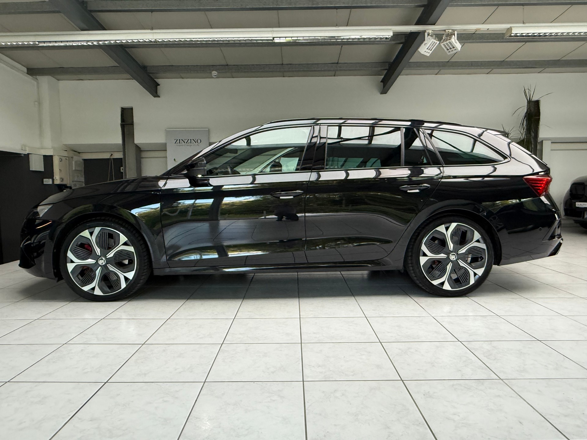 SKODA Octavia Combi 2.0 TSI DSG RS-image-1