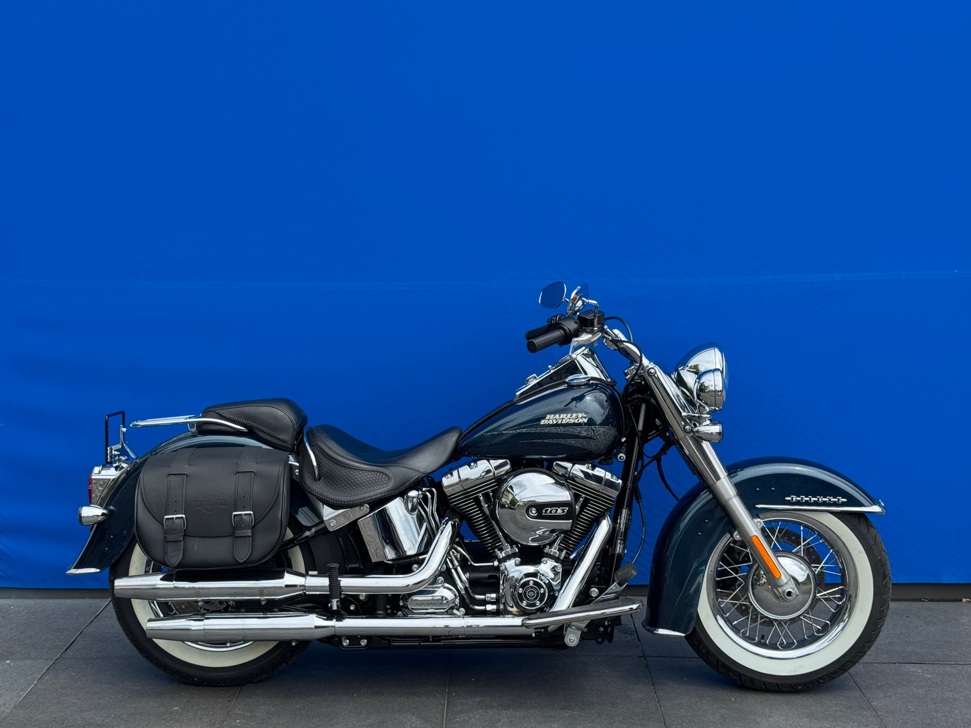 HARLEY-DAVIDSON FLSTN Softail Deluxe (35 KW) ABS-showroom-element-1