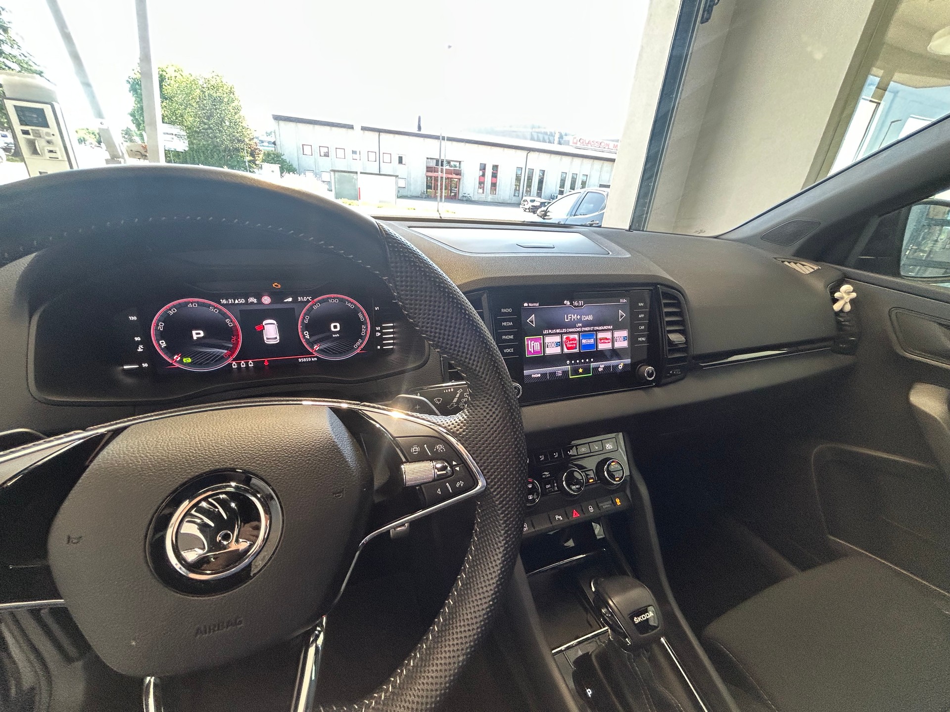 SKODA Karoq 1.5 TSI SportLine DSG-image-6