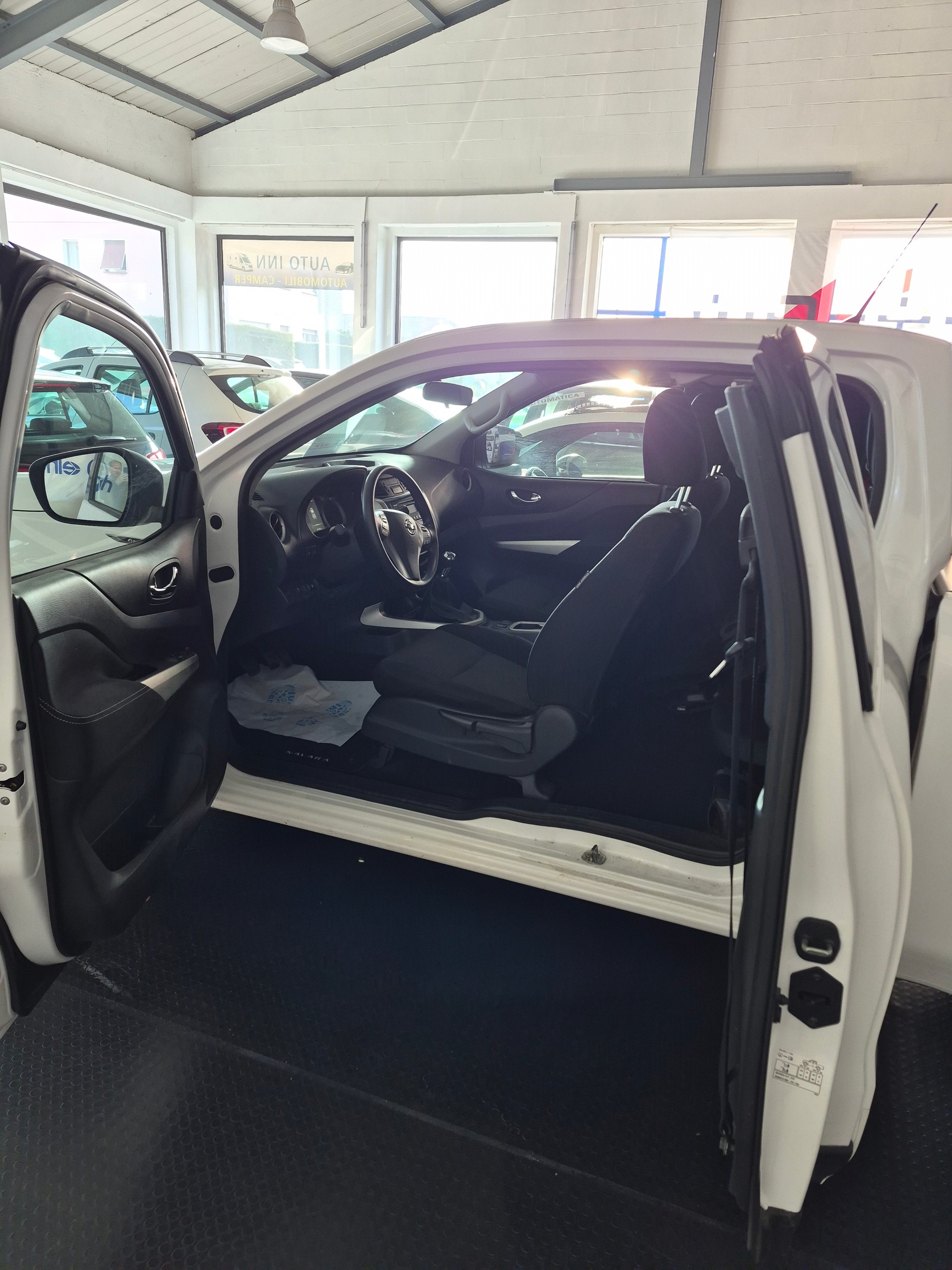 NISSAN Navara King Cab Visia 2.3 dCi 4WD-image-10