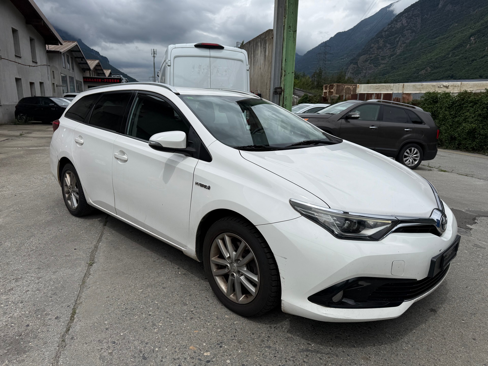 TOYOTA Auris Touring Sports 1.8 HSD Trend e-CVT-image-4