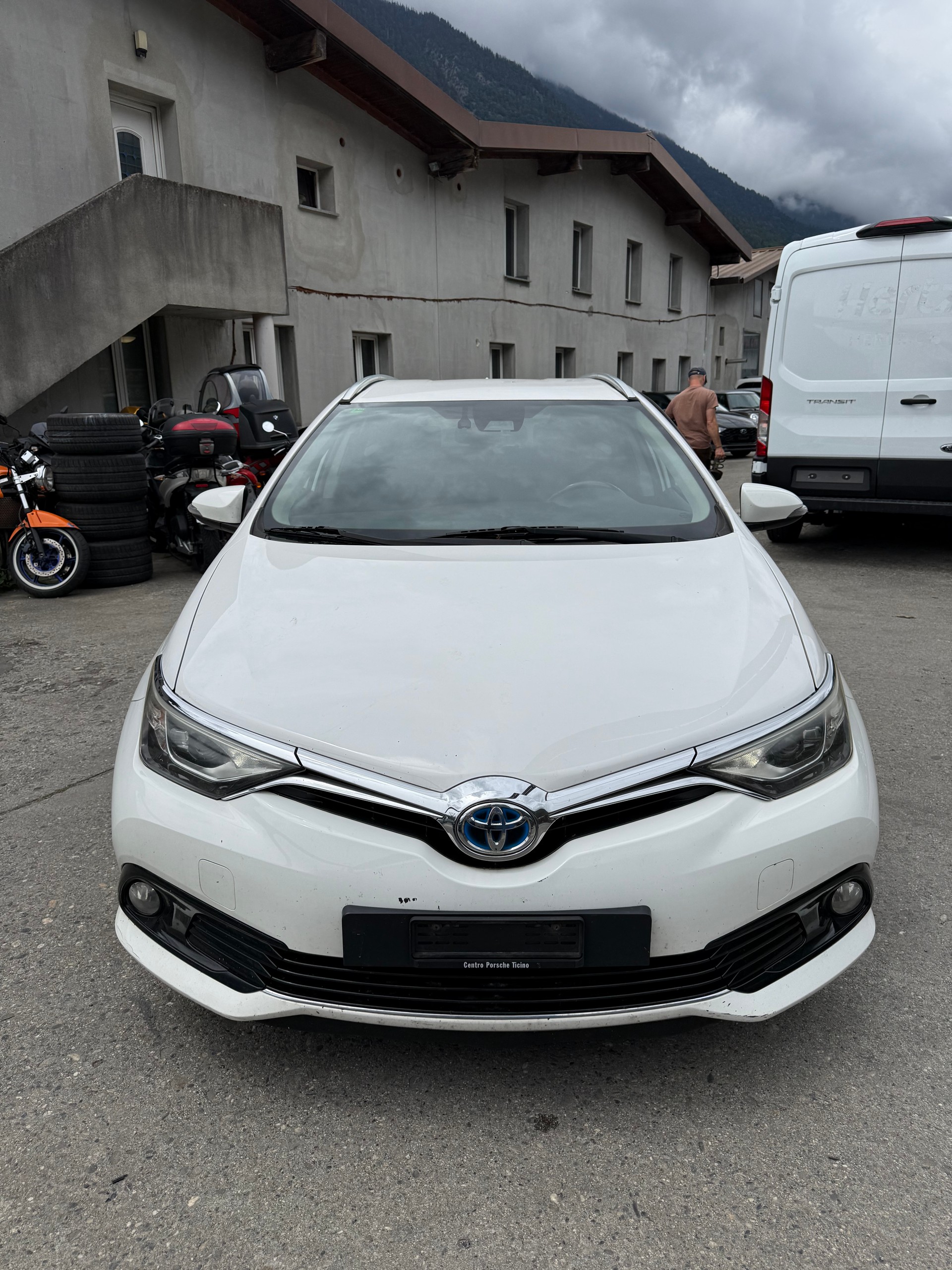 TOYOTA Auris Touring Sports 1.8 HSD Trend e-CVT-image-3