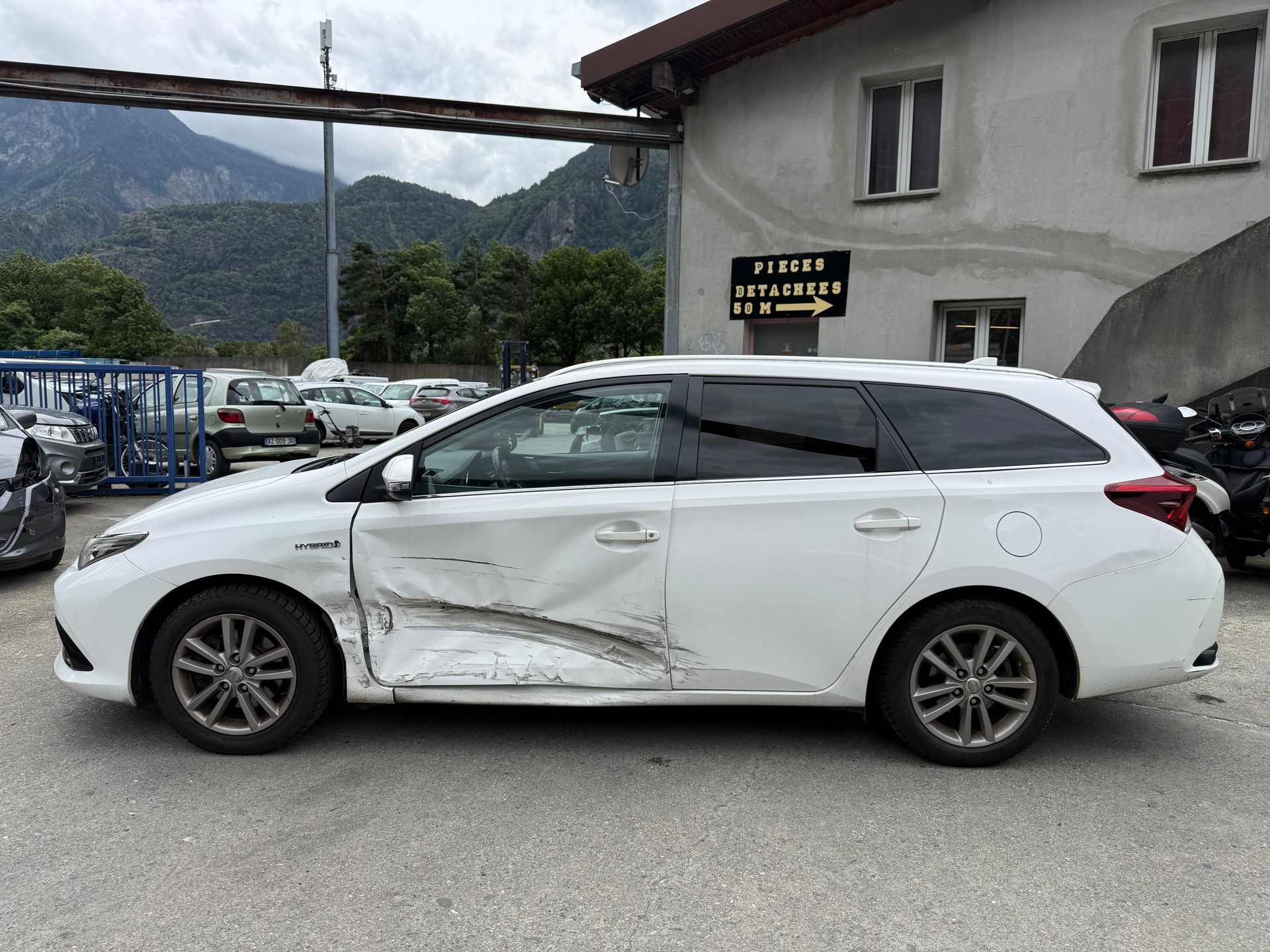 TOYOTA Auris Touring Sports 1.8 HSD Trend e-CVT-image-0