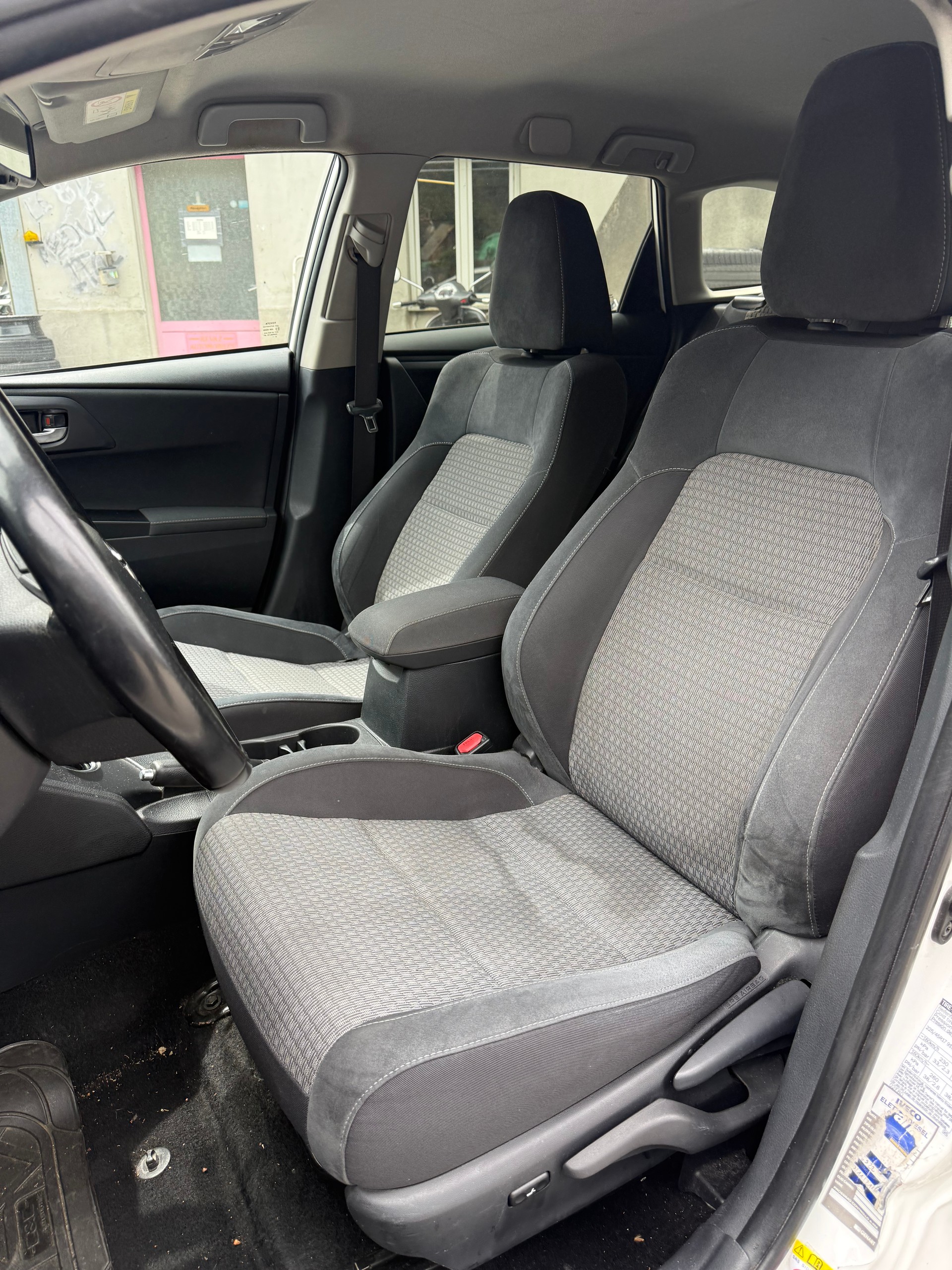 TOYOTA Auris Touring Sports 1.8 HSD Trend e-CVT-image-9