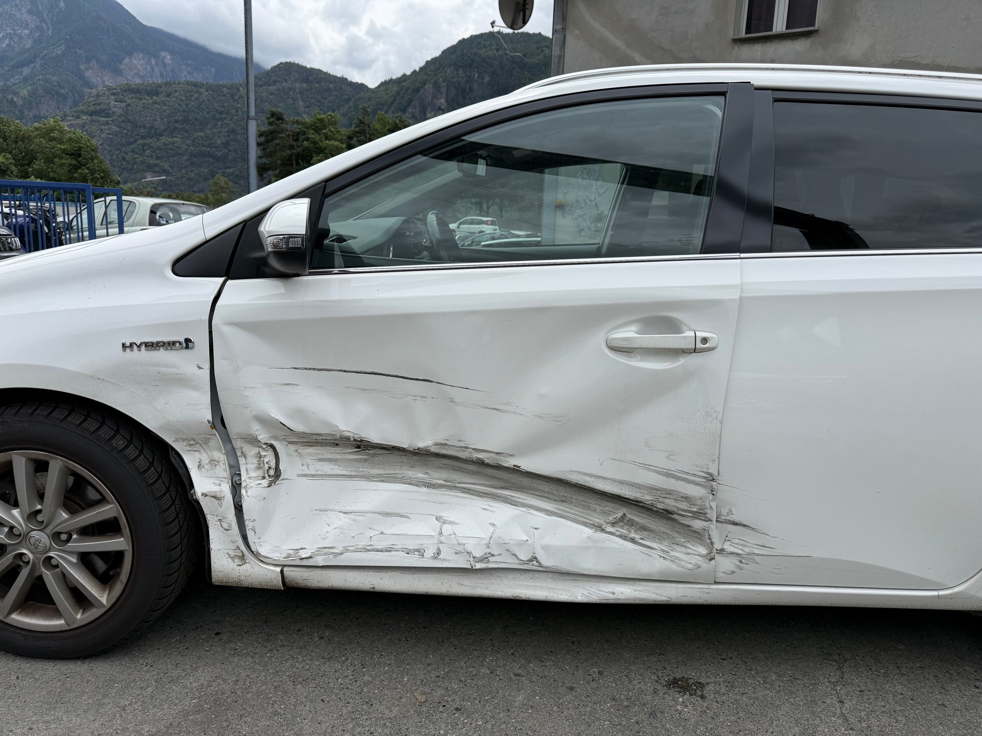 TOYOTA Auris Touring Sports 1.8 HSD Trend e-CVT-image-1
