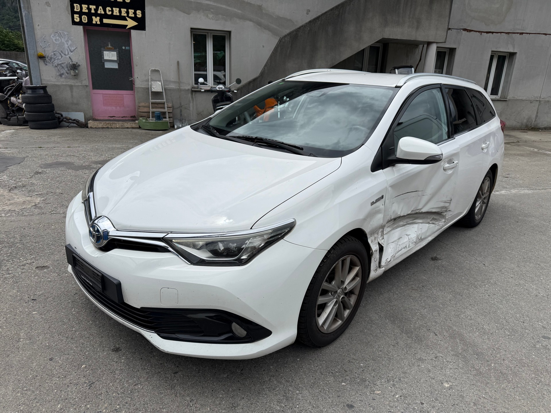 TOYOTA Auris Touring Sports 1.8 HSD Trend e-CVT-image-2