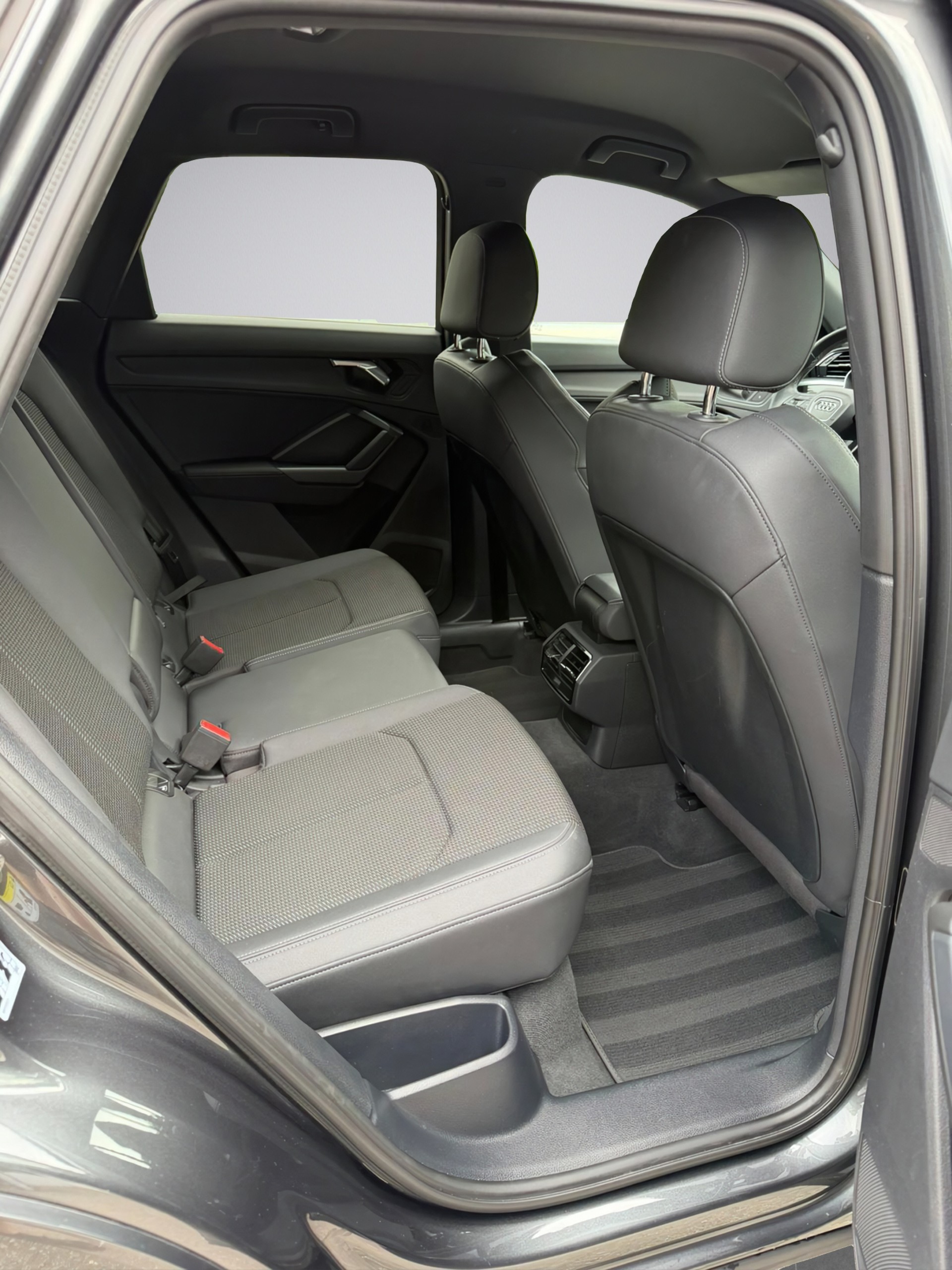 AUDI Q3 40 TDI S line quattro S-tronic-image-11