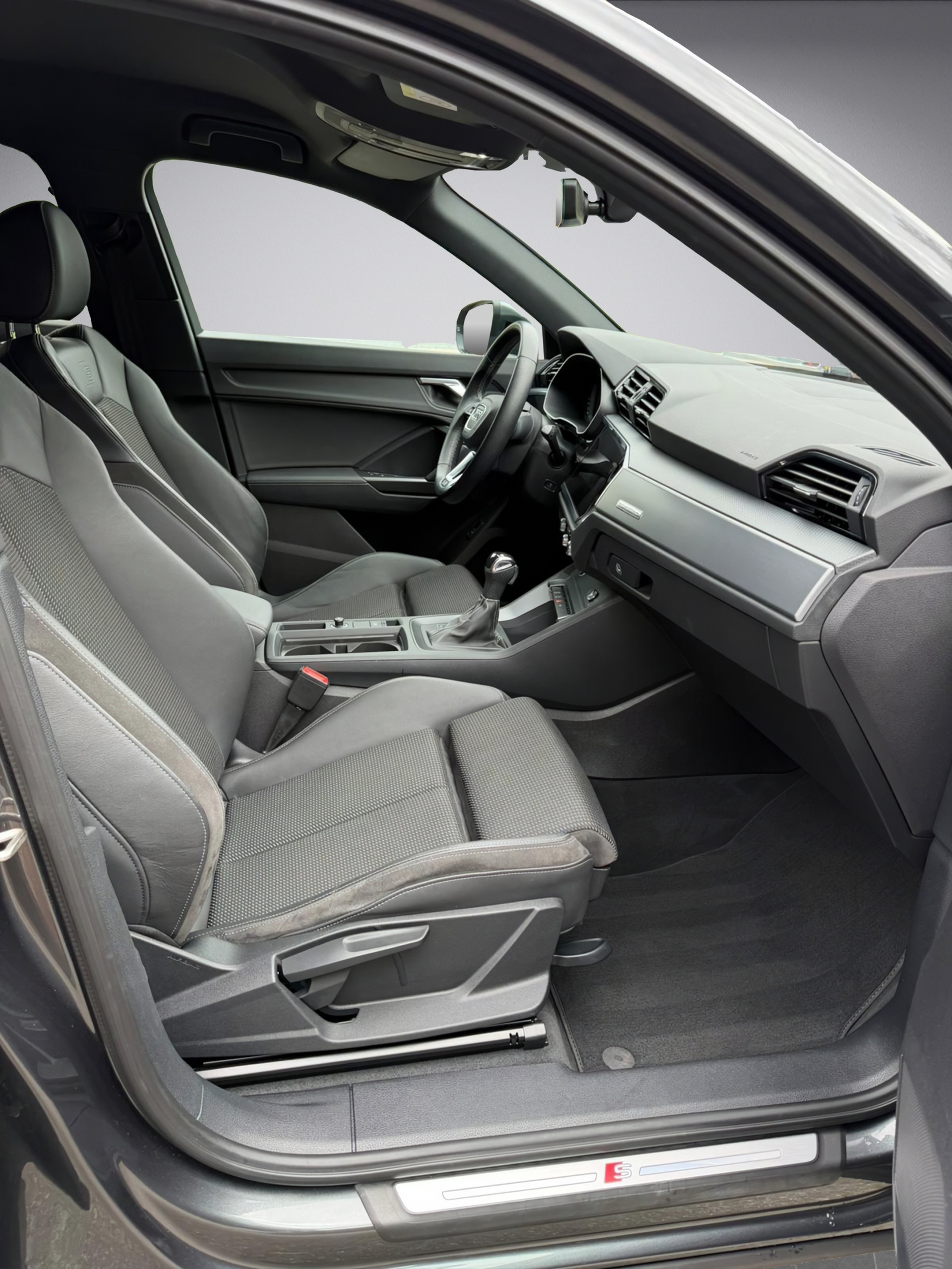 AUDI Q3 40 TDI S line quattro S-tronic-image-12