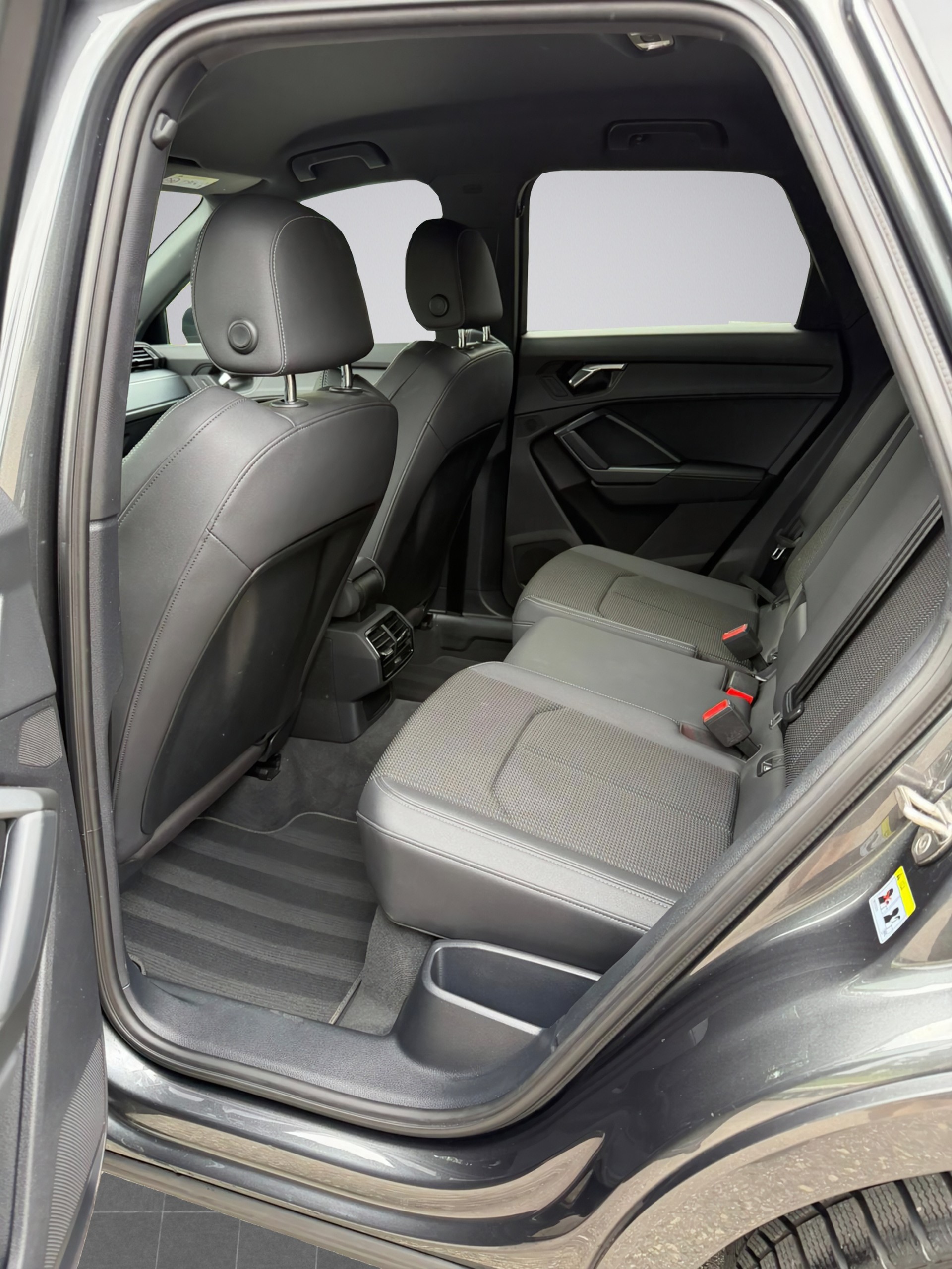 AUDI Q3 40 TDI S line quattro S-tronic-image-10