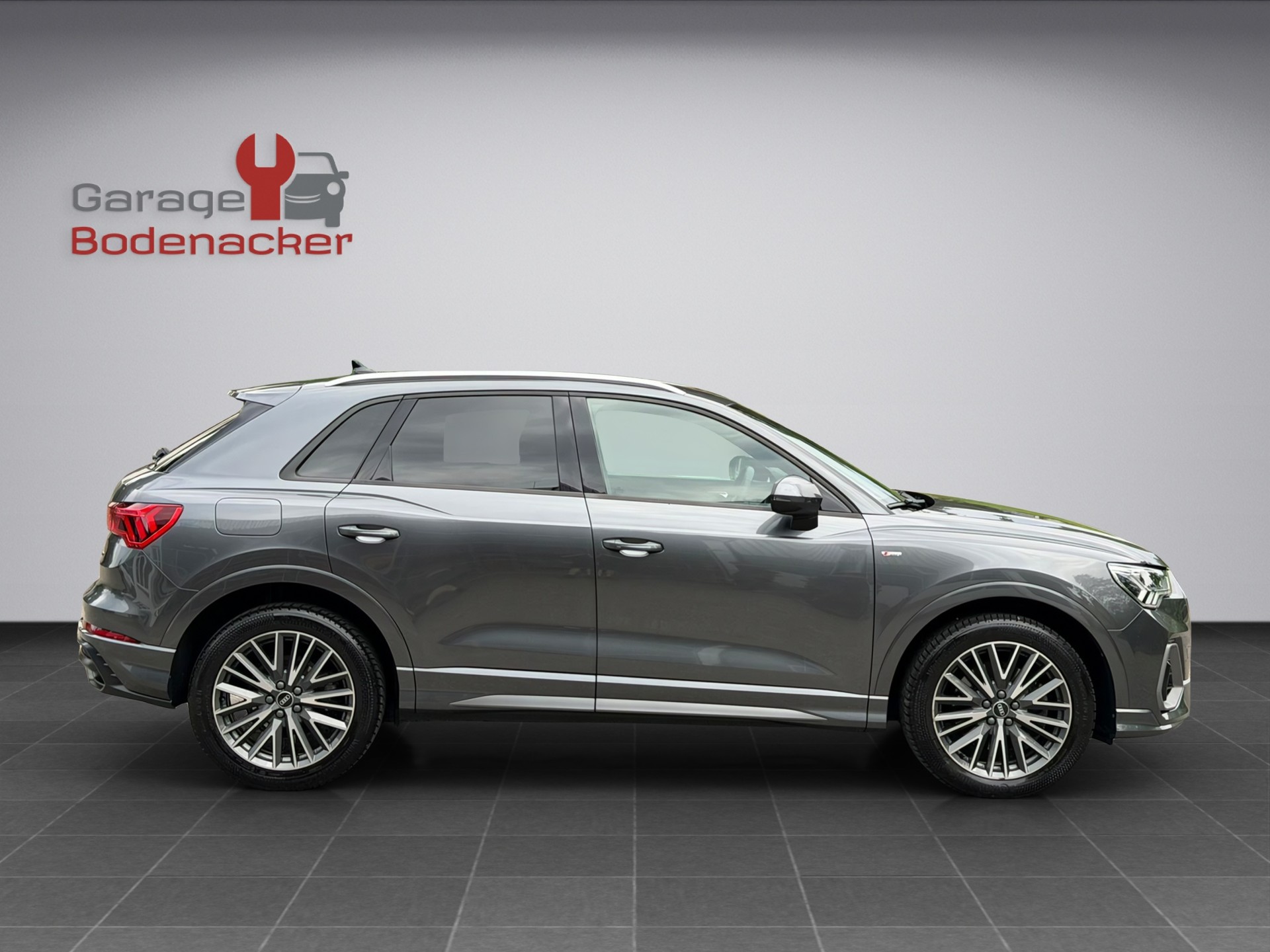AUDI Q3 40 TDI S line quattro S-tronic-image-5