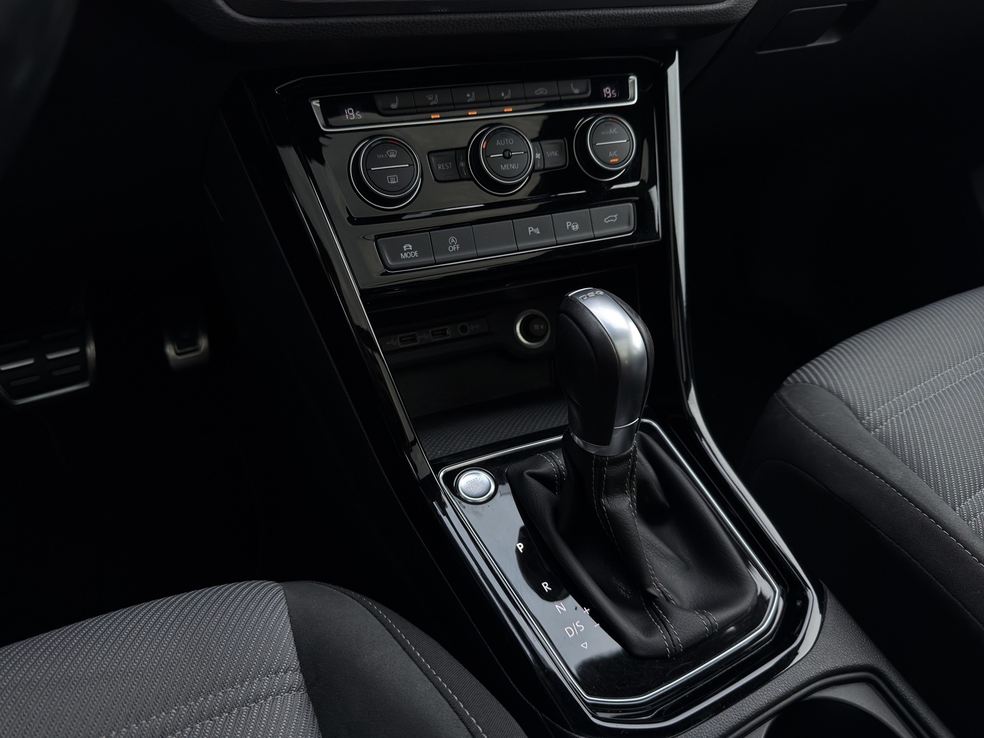 VW Touran 1.4 TSI BlueMotion Technology Highline DSG R Line-image-15