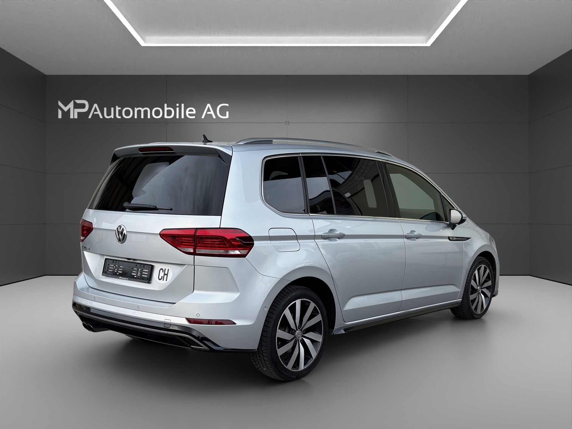 VW Touran 1.4 TSI BlueMotion Technology Highline DSG R Line-image-2