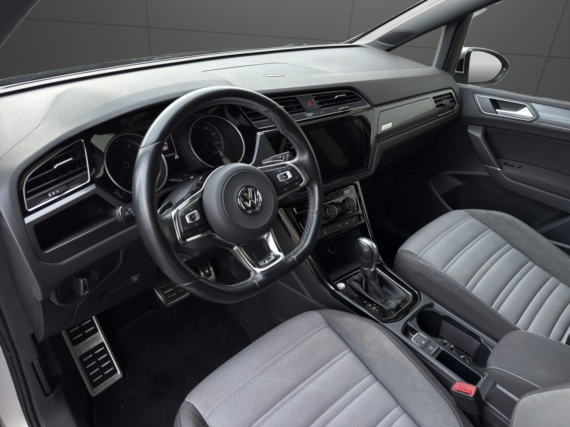 VW Touran 1.4 TSI BlueMotion Technology Highline DSG R Line-image-6