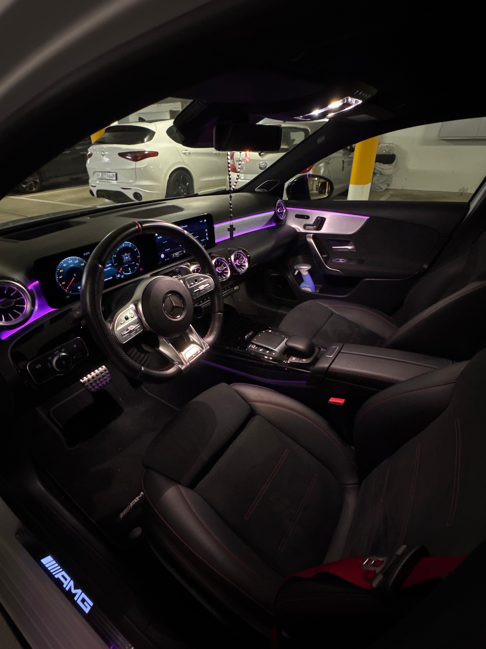 MERCEDES-BENZ A 35 AMG 4matic-image-4