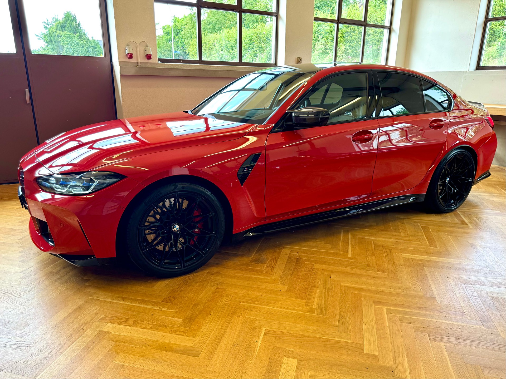 BMW M3 Competition-showroom-element-3