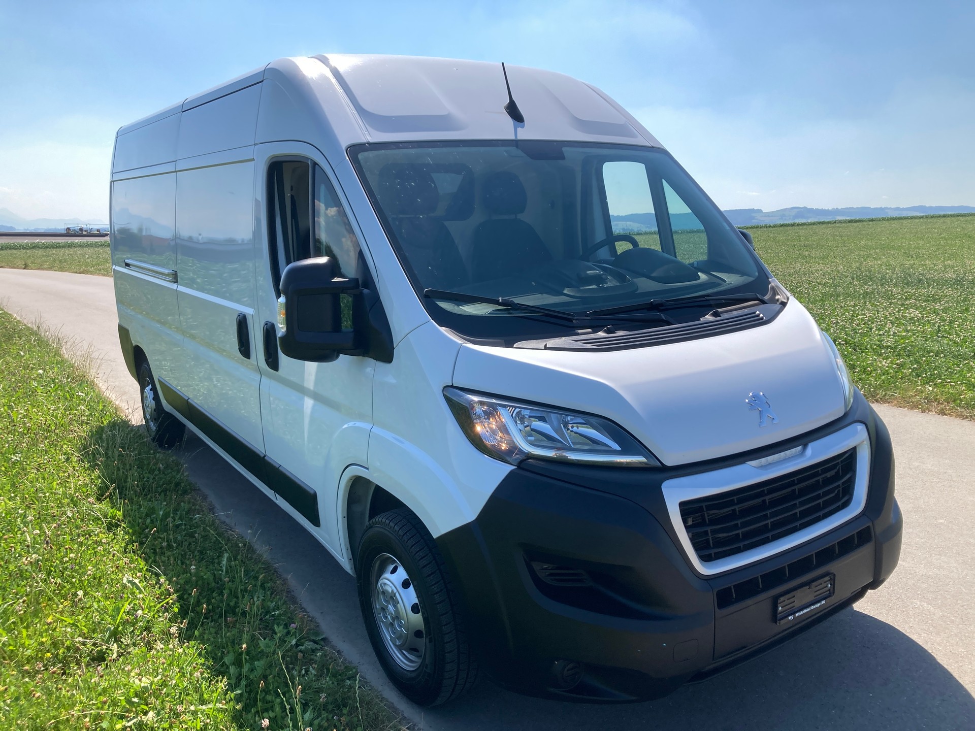 PEUGEOT Boxer 2.2 HDI 335 Premium L3H2 mit Anhängerkupplung-image-1