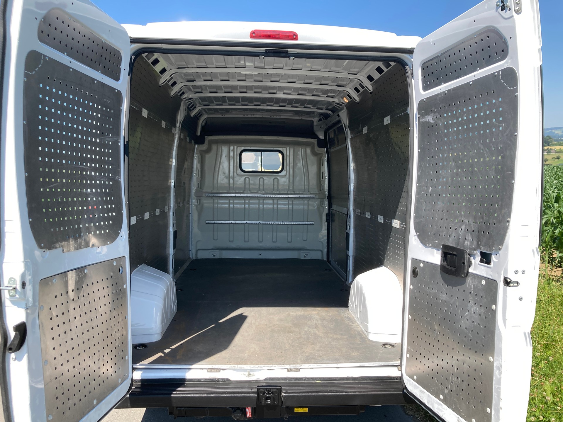PEUGEOT Boxer 2.2 HDI 335 Premium L3H2 mit Anhängerkupplung-image-5