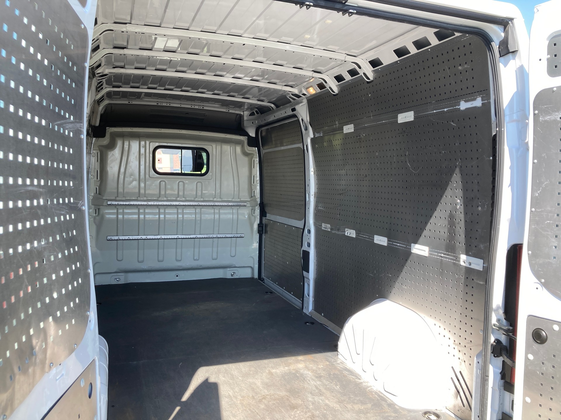 PEUGEOT Boxer 2.2 HDI 335 Premium L3H2 mit Anhängerkupplung-image-6
