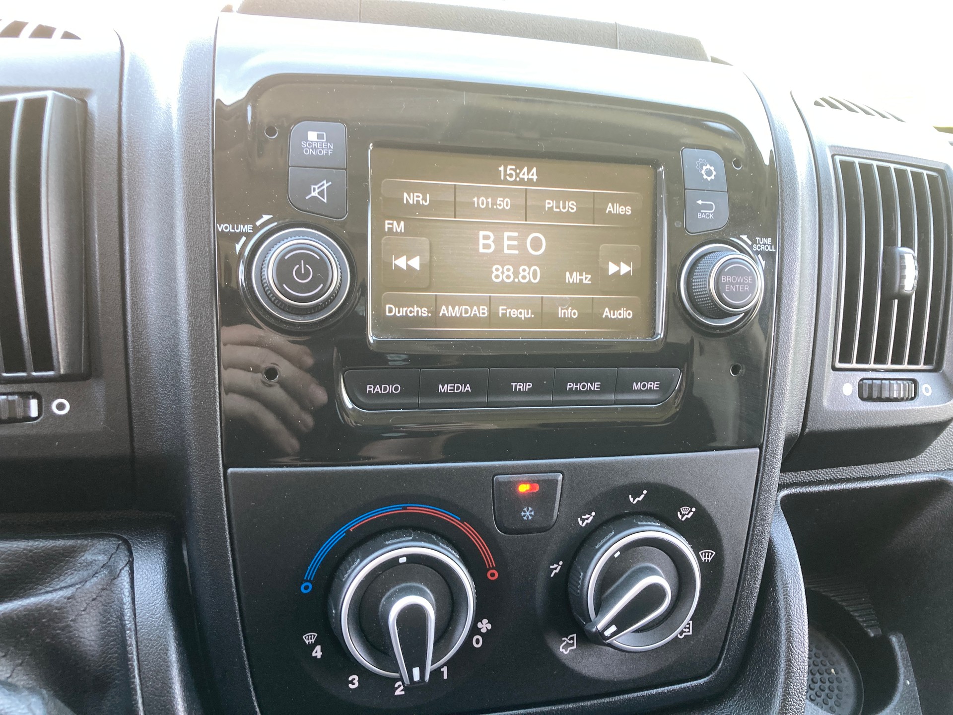 PEUGEOT Boxer 2.2 HDI 335 Premium L3H2 mit Anhängerkupplung-image-10