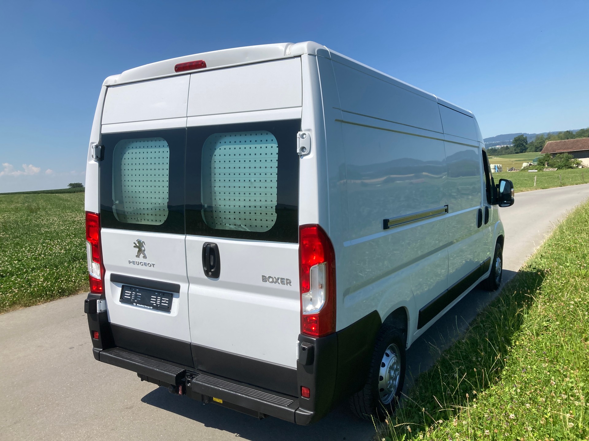 PEUGEOT Boxer 2.2 HDI 335 Premium L3H2 mit Anhängerkupplung-image-2