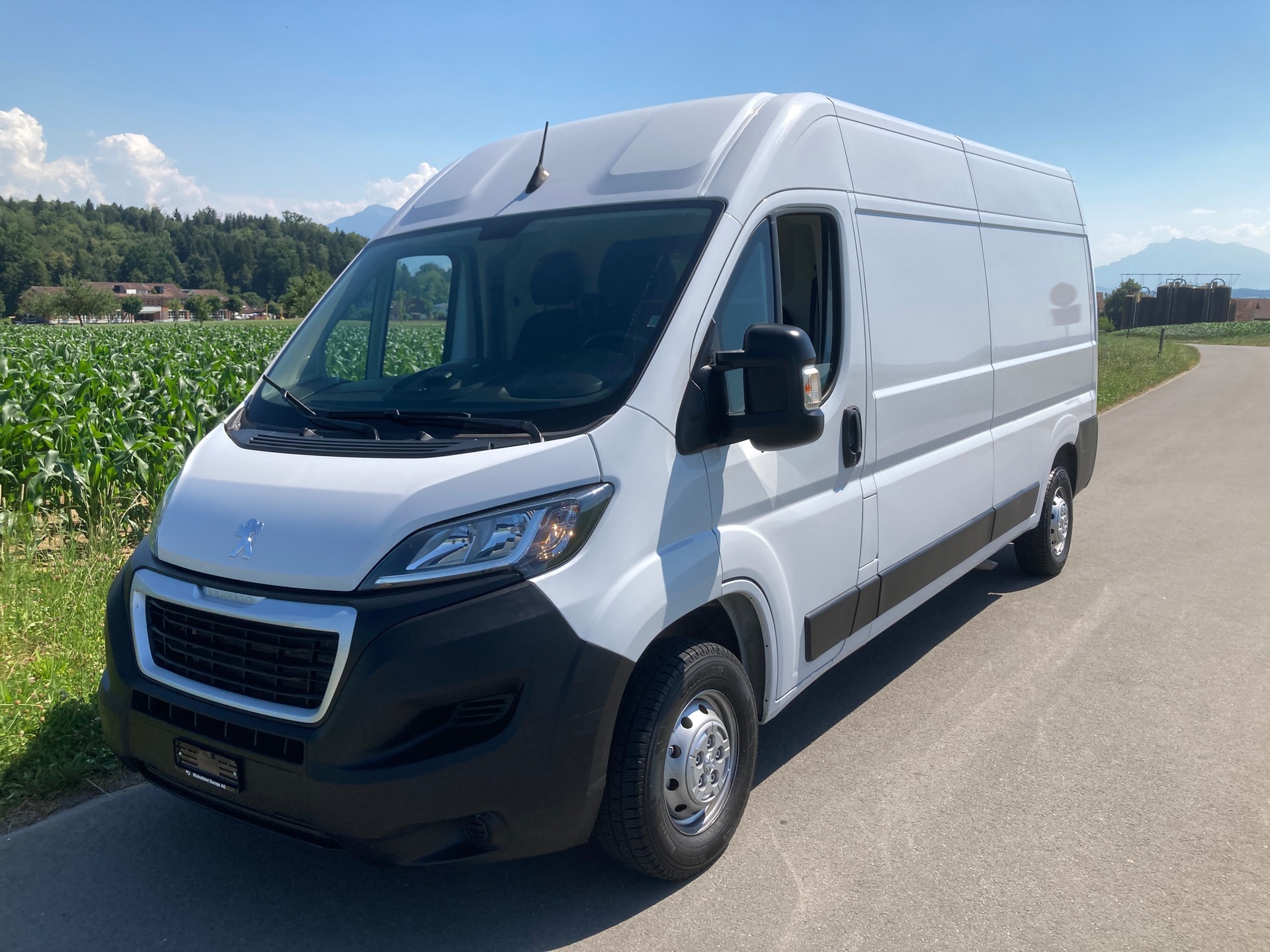 PEUGEOT Boxer 2.2 HDI 335 Premium L3H2 mit Anhängerkupplung-image-0